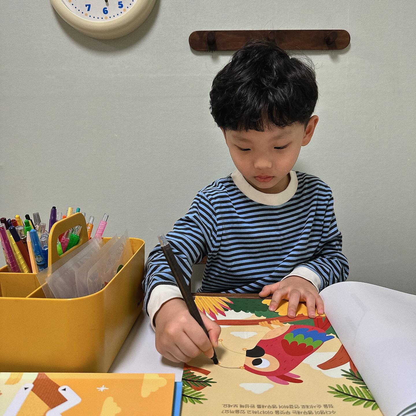 #제품제공이지만진심추천교재 

토요일 너무 추워서 집콕하는동안 나를 살려준 하뚱..📦📦

서후가 교재에 꾸준하게 흥미를 가지는게 신기하고 그만큼
너무 잘 만들어낸 교재라는게 느껴져 하뚱크루로서 뿌듯하구 ✌🏻

엄마랑 하뚱으로 더 열심히 놀아보자구 🤜🏻🤛🏻

#홈스쿨#엄마표#두뇌발달#홈스쿨교재#처음교육#하뚱브레인
#우뇌자극#영재교육#유아학습지#유아워크북#유아사고력
#엄마표수학#사고력워크북#유아수학#놀이수학#수학놀이
#선긋기#미로찾기#하뚱시리즈#하뚱#하뚱크루#하뚱크루12기
