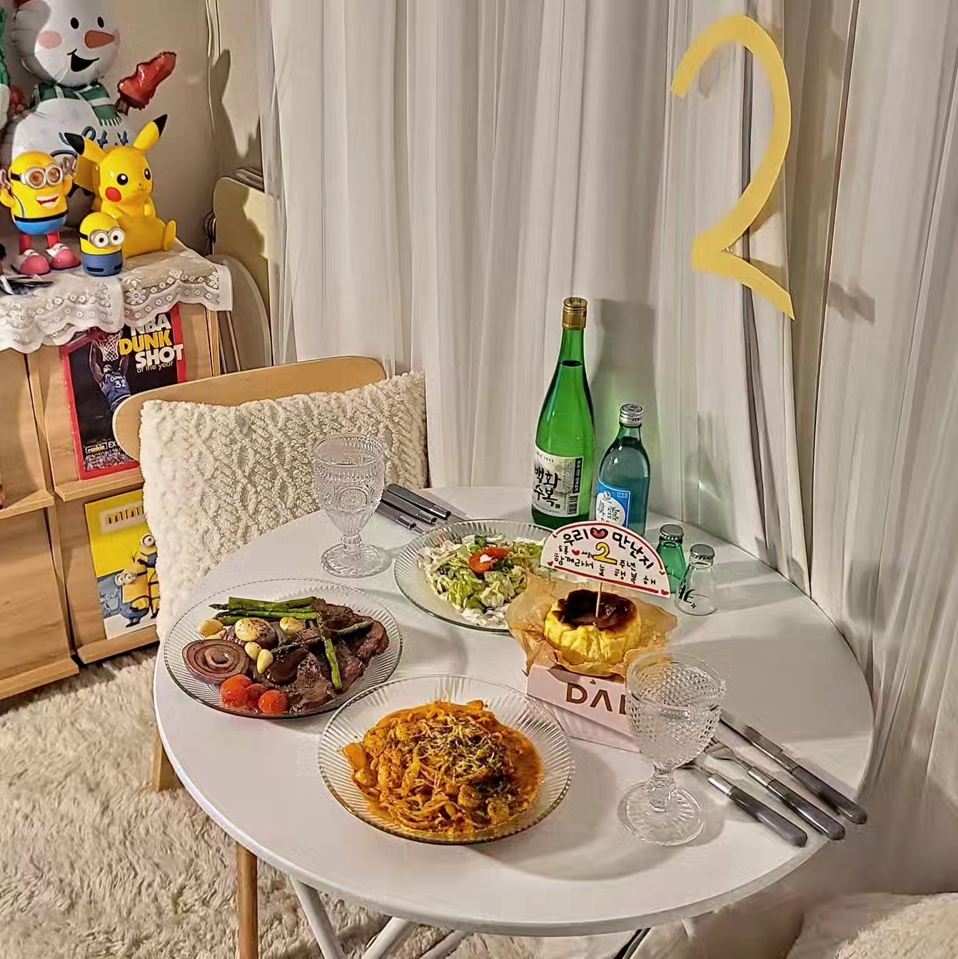 어제 호두님과 만난지
2년되는날😍
경상도여자
충청도남자 연애라
1년은 장거리 연애
1년은 천안와서 함께
벌써 천안온지도
1년이 다되어가는군아~^^

장거리 1년중 헤어짐도있었고
천안온 1년중  함께 지내면서
서로 알아간다고 싸우기도했지만
이모든것들로인해
더 단단해진 우리

어제 그냥 보내기 아쉬어
몰래 홈파티할려고
호두님 씻을때까지 기다렸
어제따라 늦게씻ㅋㅋ
호두님 씻을 동안 홈파티 준비♡
이런 이벤트는 첨 받는다고 감동을🥰
(토퍼는 내가 만들었😅😅)
이런날은 와인이겠지만
우리는 개인취향으로
호두님은 백화수복 나는 소주😅
첫잔 덕담은
2년 만난다고 고생했다고😅😅
소소한 2주년도 행복해♡

호두님 난로 설치해줘서
거실에서 불멍하는데
이제는 척하면척
호두님이 거실에서 자자고
식탁도 치우고 매트도 깔고
이불세팅하는 센스🥰

캠핑온것같고
감성 카페 펜션 온것같고
너무 좋당♡

불멍하면서 이런저런 이야기도하고
소소하게 행복하게 보낸
우리 2주년♡
이렇게 소소하게 보내요

#2주년
#홈파티#홈캠핑
#난로#불멍#기념일
#집밥
#혼마난로#혼마스토브 
#땅콩난로#치즈케이크