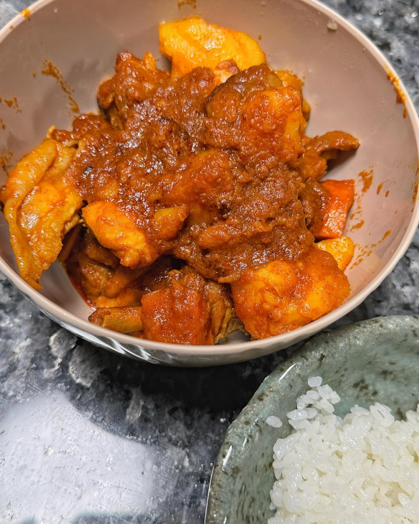 #협찬 #업체로부터제공받은제품입니다 
초간단 닭(다리)볶음탕 🍗
매콤달짝한 닭볶음탕을 집에서 뚝딱🫶🏻

닭다리와 허벅지 부위로 이루어진 볶음탕 드셔보셨나유🤍
집에서도 간단한 조리법으로 누구나 간편하게 닭볶음탕을 즐길 수 있답니다✨

부드러운 닭고기에 진한 수제 양념 맛이 잘 어우러진
닭다리 볶음탕🍗🍗
홈파티, 집들이, 생일, 캠핑 등 다양한 상황에
딱 어울리는 음식 아닌가용 ❕

저흰 배송 받자마자 바로 술 안주로 찌인하게 한잔 했답니다 🍺🍺

밥차리기 귀찮을 때 닭다리 볶음밥으로 맛있게
한끼 해결해보자구요💛

닭볶음탕 -> https://smartstore.naver.com/j_food/products/9370883633