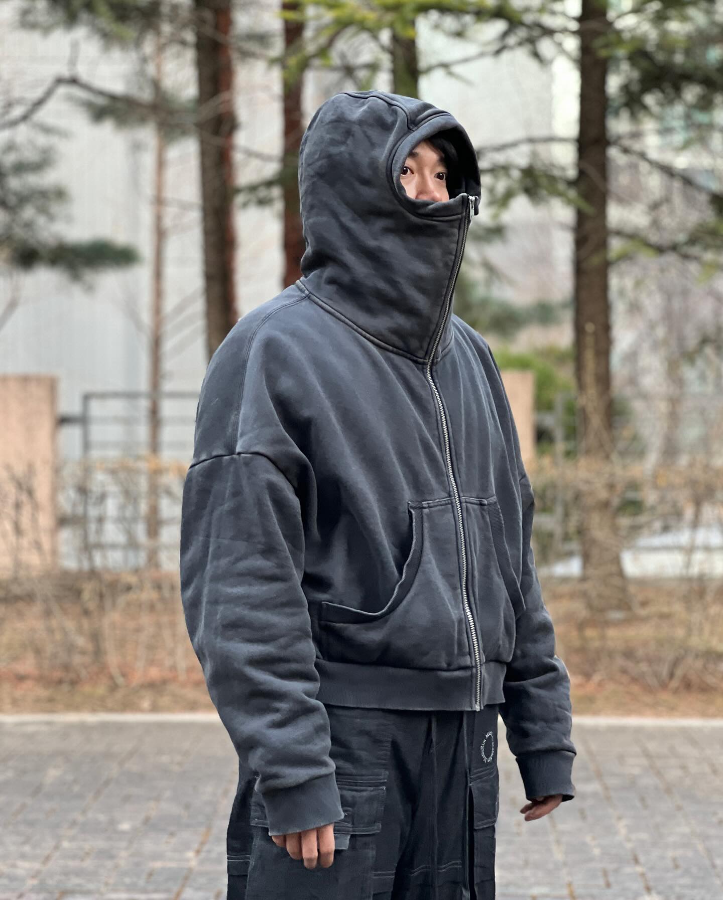 엔타이어 스튜디오 후드 집업 
어몽어스 핏이에요 ඞ
크롭 기장의 더티 디테일이 포인트
.
.
.
Hood: entire_studios 
Pants: matinkim_magazine 
Shoes: newbalance