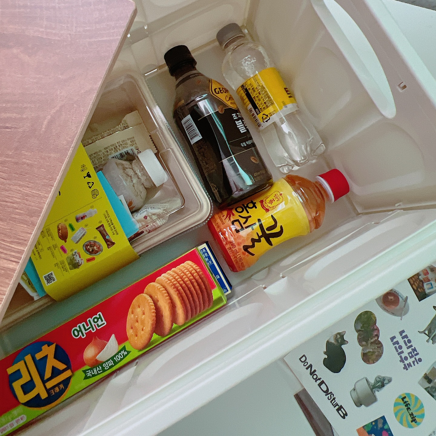 🏠

올 여름은 진짜 에어컨 빵빵 집이 젤 좋아!
아침부터 원기보양기분으로 홍삼꿀차
크래커에 크림치즈&홍삼양갱
폴딩박스까지 이거 완전 럭키비키쟈냐 ✨ ✌️

#라이프집
#집덕후박스