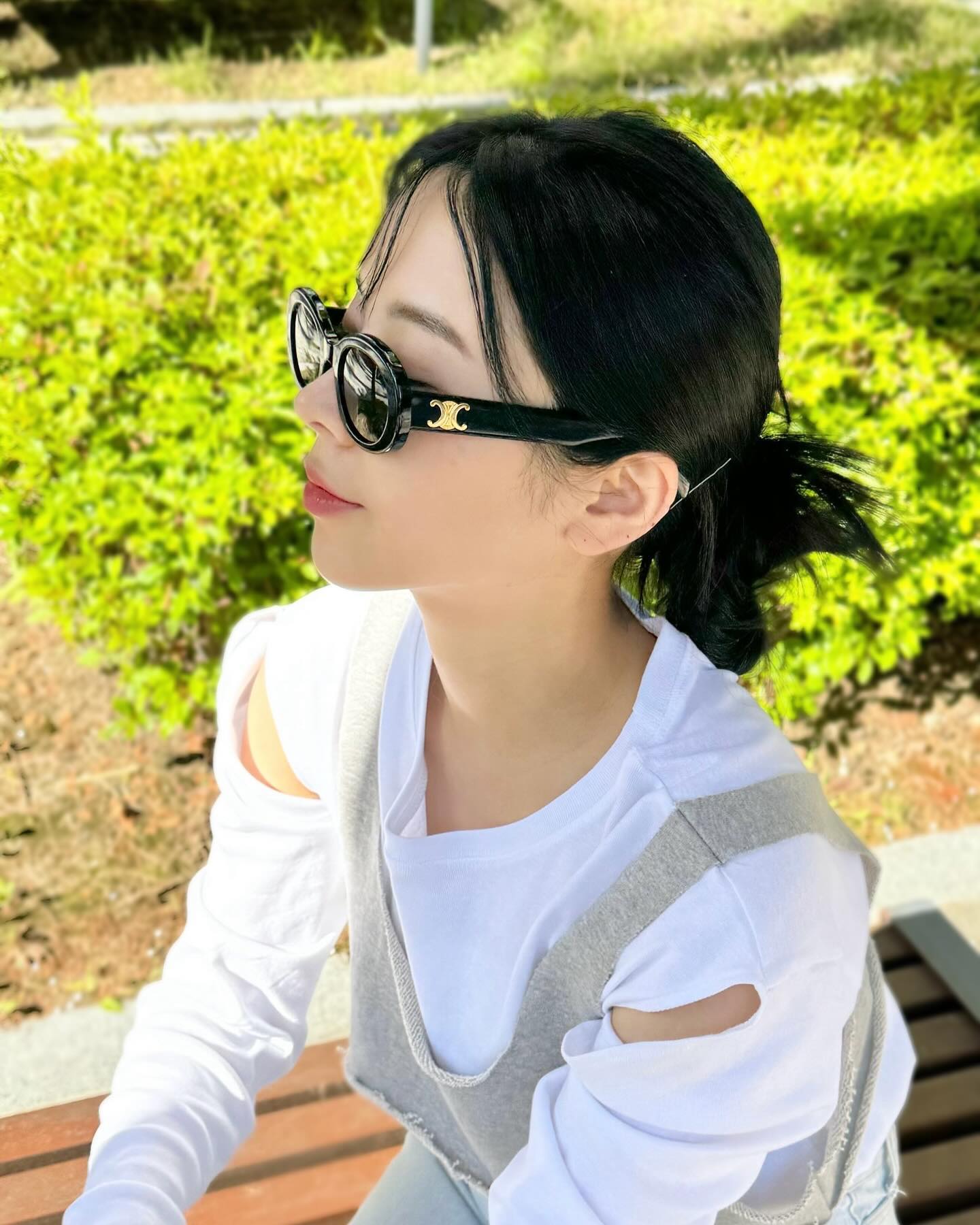 #제품협찬 1001optical_hakha 
쏘핫!!! 여름 곧인데, 다들 예쁜 선글라스 장만하셨는지요?.? 

요즘… 햇빛 너무 심한거 알죠? 
눈부심, 찡그림 기본….;;
그럴 땐 선글라스 정말 필요해😎

🕶️셀린느 트리오페 오벌 선글라스✨
어때요? 좀 갠쥐 나나요?.?👀👀

안그래도 선글라스 추가로 사려고 
알아보고 있었는데!!🙌🏻

대전 셀린느 선글라스 공식매장 
✅일공공일 학하점
아이웨어 공식 수입원 룩옵틱스 공식매장으로 
정품만 취급한다고 하네요💓

오벌형 말고 다양한 모델들도 있으니,
스페셜한 혜택도 함 받아보셔요🙌🏻

구매처 ➡️ 1001optical_hakha

#CELINE#셀린느#셀린느선글라스#대전선글라스#명품선글라스#셀린느트리오페오벌선글라스#오벌형#블랙선글라스#선글라스추천#일공공일대전학점#세종셀린느선글라스