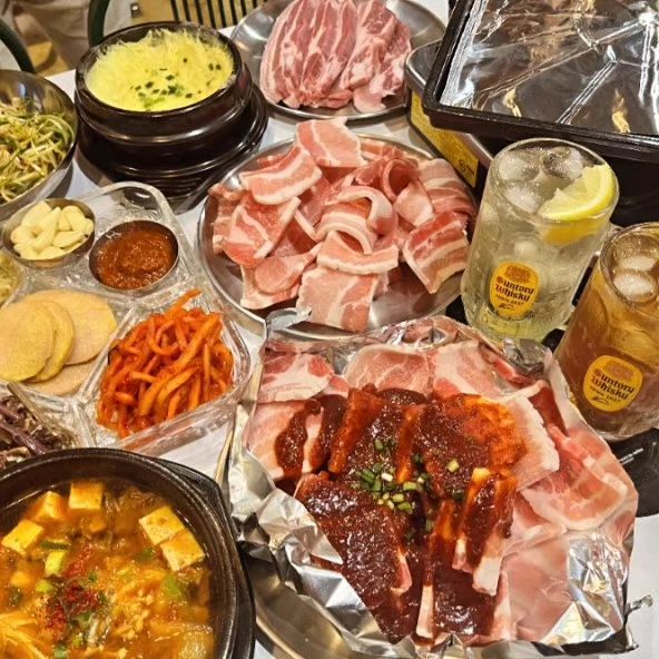 #광고 #라라냉삼라라음악사

상수역 맛집으로 유명하고 유명한!
8090 갬성폭발 냉삼맛집 ! 생삼맛집 !
라라냉삼 라라음악사에 드뎌 다녀와찌요오

냉동삼겹살 음식점인 라라음악사는
80년대 용산 남영동 만남의 메카로 유명했던 
청춘들의 성지였던 라라음악사를 
모티브로 구성한 음식점이에요 .

삼겹살 음식점이지만 이곳에 모이는 분들
나이ㆍ성별 불문 ! 청춘을 즐기는 장소로 
또한 청춘을 추억하는 장소로 운영되고 있어요.

▪️라라냉삼 라라음악사​▪️
주소 : 서울 마포구 독막로 67-10  1층
( 상수동 316-12 )
영업 시간 : 매일 11시30분 ~ 22:00시
전화번호 : 0507-1405-4880
​
냉동 삼겹살이 대표 메뉴 이지만 그 외에 
다른 메뉴들도 다양해서 골고루 취향에 맞게 
선택해 먹을 수 있는게 너무 좋은 것 같아요 

​
고기도 최고급 고기만을 엄선해 직접
도축해서 제공해 주신다고 하네요 
어쩐지... 고기 때깔이 너무 좋더라구요

냉삼ㆍ생삼ㆍ불냉삼ㆍ뿌셔 뿌셔
하이볼까지 완벽해쓰~~~

#상수역맛집 #라라냉삼 #냉삼맛집 #라라음악사
#냉동삼겹살집 #상수동맛집 #상수역라라냉삼
#상수역데이트 #상수역삼겹살 #상수역냉삼