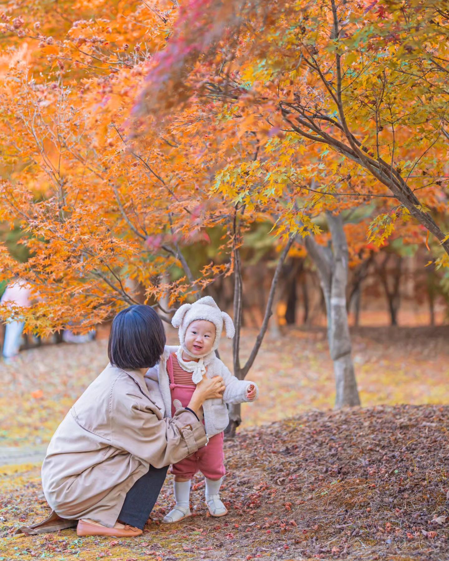 #소니이미지갤러리
#가을야외스냅

웨딩촬영으로 너무 바쁘신 세요작가님, 정말 오랜만에 올려보는 스냅!!

아직 가을이죠? 🍂 

아기와 함께 가까운 "물향기수목원"에 다녀왔어요.

이미 낙엽이 많이 떨어지긴 했지만, 가을 느낌 한번 내봤습니다😁

화장도 안하고 옷도 대충입은날이라 좀 부끄럽지만 하라미가 예쁘게 나와 올려보아요 🤤❣️

짧아진 작년 겨울옷, 귀여워서 꾸역꾸역 입혀봤답니다!

날이 점점 쌀쌀해지네요.

가을도, 저 옷도 이젠 보내줘야하는걸까요 🥲

#범띠아기#알록달록#가을스냅#가을사진#물향기수목원#사진찍는법#소니코리아#소니카메라#야외스냅#베이비스냅#스냅촬영#가을스튜디오#세요스냅