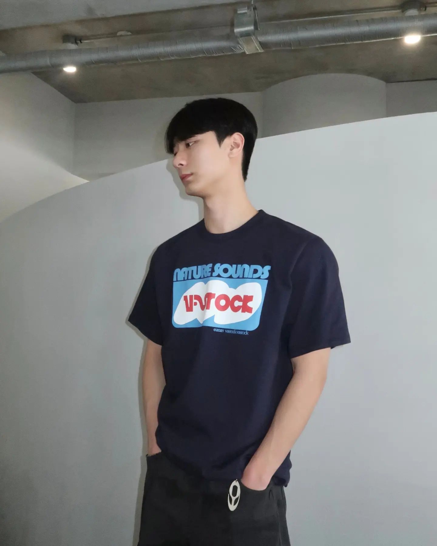 #협찬  vasrockvasrock 

바스락에서 반팔티 협찬을 주셨습니다 ! 소재가 여름에 입기 정말 좋은 소재입니다 ㅎㅎ 땀 한방울도 안날거처럼 시원하고 가벼운 소재로 되어있습니다😄😄 전면 프린팅도 너무 귀엽지 않나요☺️☺️
#vasrock #바스락