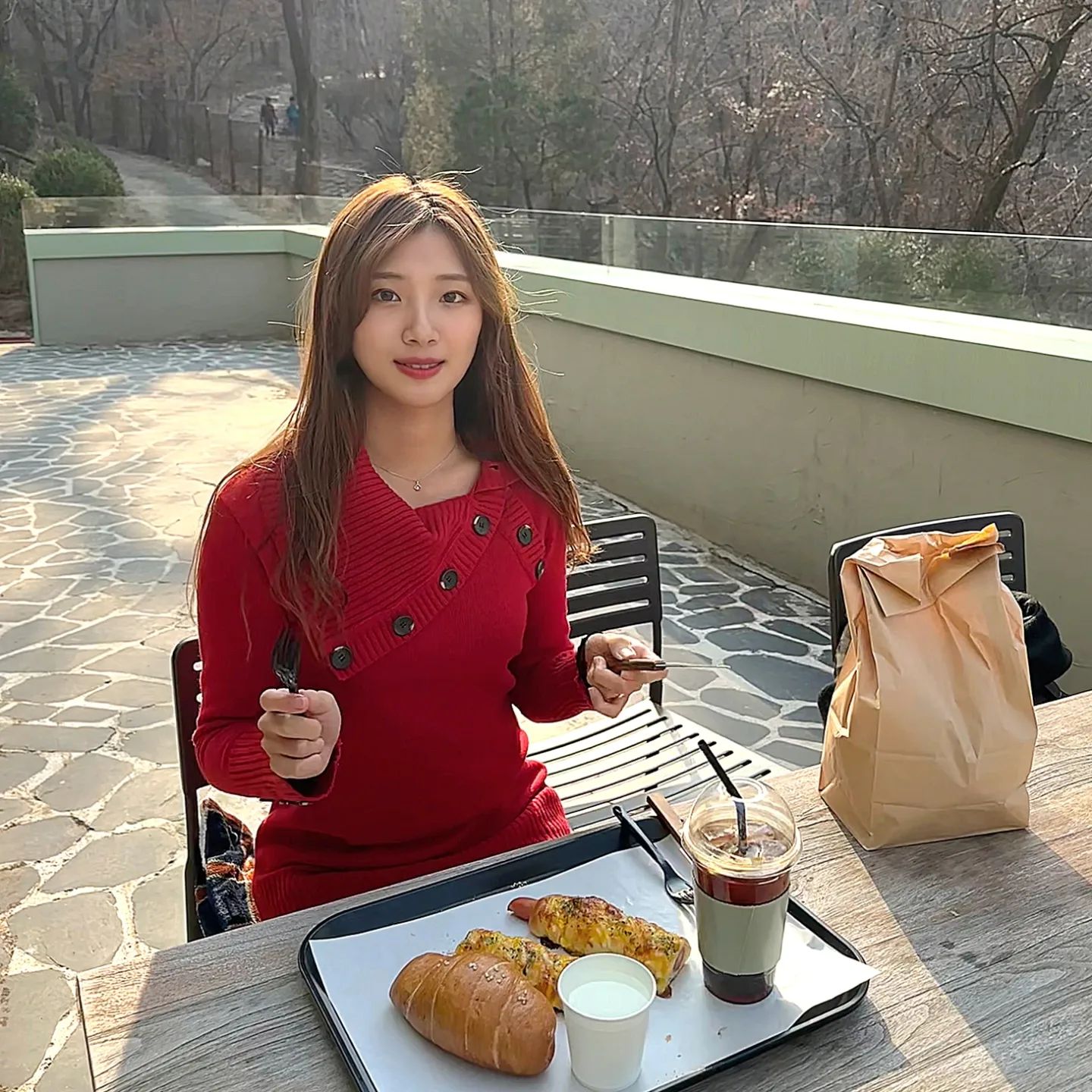 #아카데미하우스 
.
우이동 카페 아카데미하우스!! 완전 가보고싶었는데 드디어 가봤거등요😍 진짜 빵 짱많아서 왕창 포장하구 두개는 매장에서 먹었는데.. 진짜 너무맛있는거있죠🥺🥺🥺 여기 진짜 빵맛집이에요😆😆 아카데미하우스 가까우시다면 진짜 꼭 한번은 가보시는거 추천!!!!!

진짜 빵순이 너무너무 맛나게 먹고.. 다음에 또갈거에요😂😂 저 쟁반에 있는 소세지는 완전 술안주고 크로와상도 진짜 맛나용💗💗

낼은 불금이네용😍 불금을 즐겨용우리🥳
.
#빵순이 #베이커리카페 #북한산카페 #서울베이커리카페 #카페투어 #빵맛집 #우이동카페