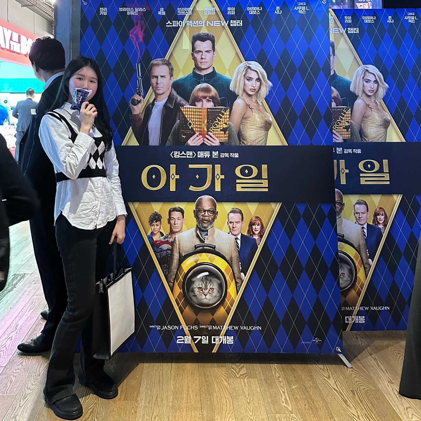 #협찬 오늘 매튜 본 감독의 새로운 스파이 액션 영화 #아가일 을 시사회에서 미리 만나고 왔어요! 🕵️‍♂️✨
<아가일>은 내가 쓴 베스트셀러 스파이 소설이 현실로 되는 흥미진진한 스토리에요. 📖🔍
<킹스맨>의 #매튜본감독 이 다시 돌아와, 제대로 된 스파이물을 오랜만에 본 것 같아서 정말 기뻤어요! 🤗
액션은 물론 코미디까지 기대 이상으로 즐겁게 볼 수 있었어요. 🎬🤩
스토리와 캐릭터들도 정말 매력적이고, 각 캐릭터들의 케미스트리도 정말 좋았어요. 빵빵 터지는 캐미와 함께 영화 전개가 계속해서 반전에 반전, 또 반전으로 이어져서 계속 집중하다 보니까 영화가 끝나버린 느낌이었어요. 👯‍♂️🎭
영화를 관람하기 전에는 줄거리대로 어떻게 구성될지 궁금했는데, 영화를 보고 나서는 스포하고 싶어서 근질근질하네요. 😏
아! 특히, 드레스코드가 아가일 패턴 의상이라 시사회를 더 재밌게 즐길 수 있었답니다. 🌟🎥
여러분들도 <아가일>이 2월 7일에 극장 대개봉된다니, 극장에서 만나보세요! 🎬🎉
Dolby Cinema L-19,20
.
.
.
.
.
 #헨리카빌 #브라이스달라스하워드 #샘록웰 #2월7일극장대개봉 #스파이액션영화 #아가일_드레스코드미션 #전세계최초시사