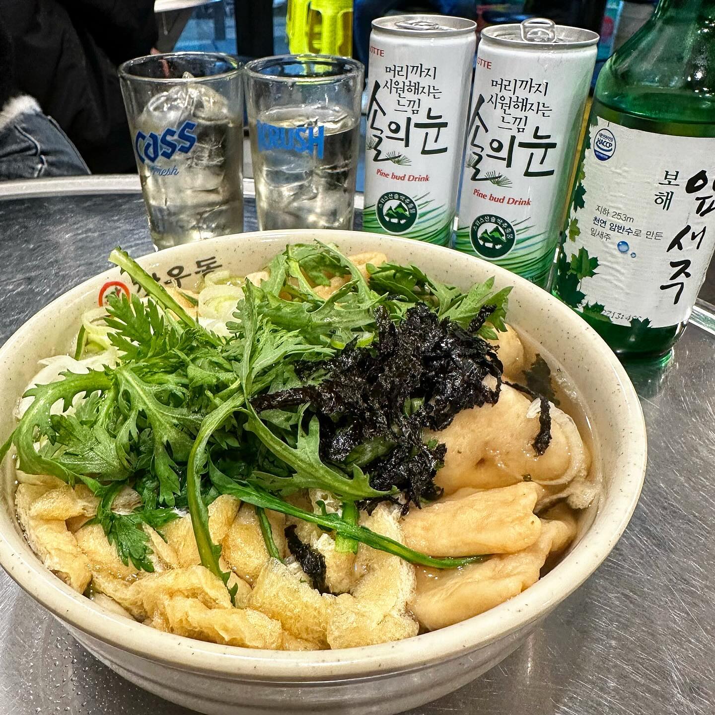 .
[ #망포 _ #깡우동 ] [ #내돈내산 ]
-
요즘엔 술 한잔하고 집에 들어가면서 
항상 뜨끈한 국물이 생각 나더라구요🍲
그래서 집 근처에 자주 찾게되는 깡우동!!

탕수육이 맛있다고 해서 이번엔 탕수육 먹어야지라고 생각했는데
너무 배가 불러서 오늘도 실패🤣
어묵우동과 만두 그리고 이번엔 잎솔루트🌿🍶

깡우동의 우동은 말모말모죠🙌🏼
그리고 만두도👍🏼👍🏼
그리고 잎솔루트!!!
옛날엔 솔의 눈 먹고 이게 무슨맛인가 한적이 있었는데
이제 으른이되서 그런지 시원하면서 깔끔해서 맛이 괜찮더라구요

정확한 비율은 찾기 귀찮아서 잎새주 1, 솔의눈 2의 비율로
제조해서 먹었더니 깔끔해서 좋았습니다
단점은 음료수 같아서 너무 빠르게 많이 마신다는점🤢

다음번에는 꼭 탕수육 먹기에 성공했으면 좋겠네요🤭
-
#망포맛집 #우동 #우동맛집 #만두 #고기만두 #영통맛집 #잎새주 #솔의눈 #잎솔루트