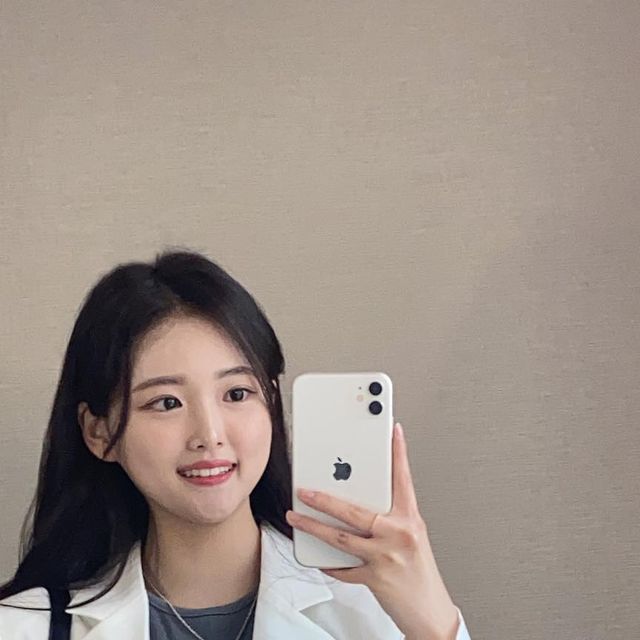 윰찌 on Instagram: "#협찬 #광고 안녕하세윰 🤍 오늘은 @dabagirl_kr #자켓 으로 입었어요 ૮ᐡ•͈ ·̫ •͈ᐡა 날씨가 넘 좋아서 화이트가 딱 땡기더라구요!? >< 자켓이 두껍지 않아서 요즘에 입기