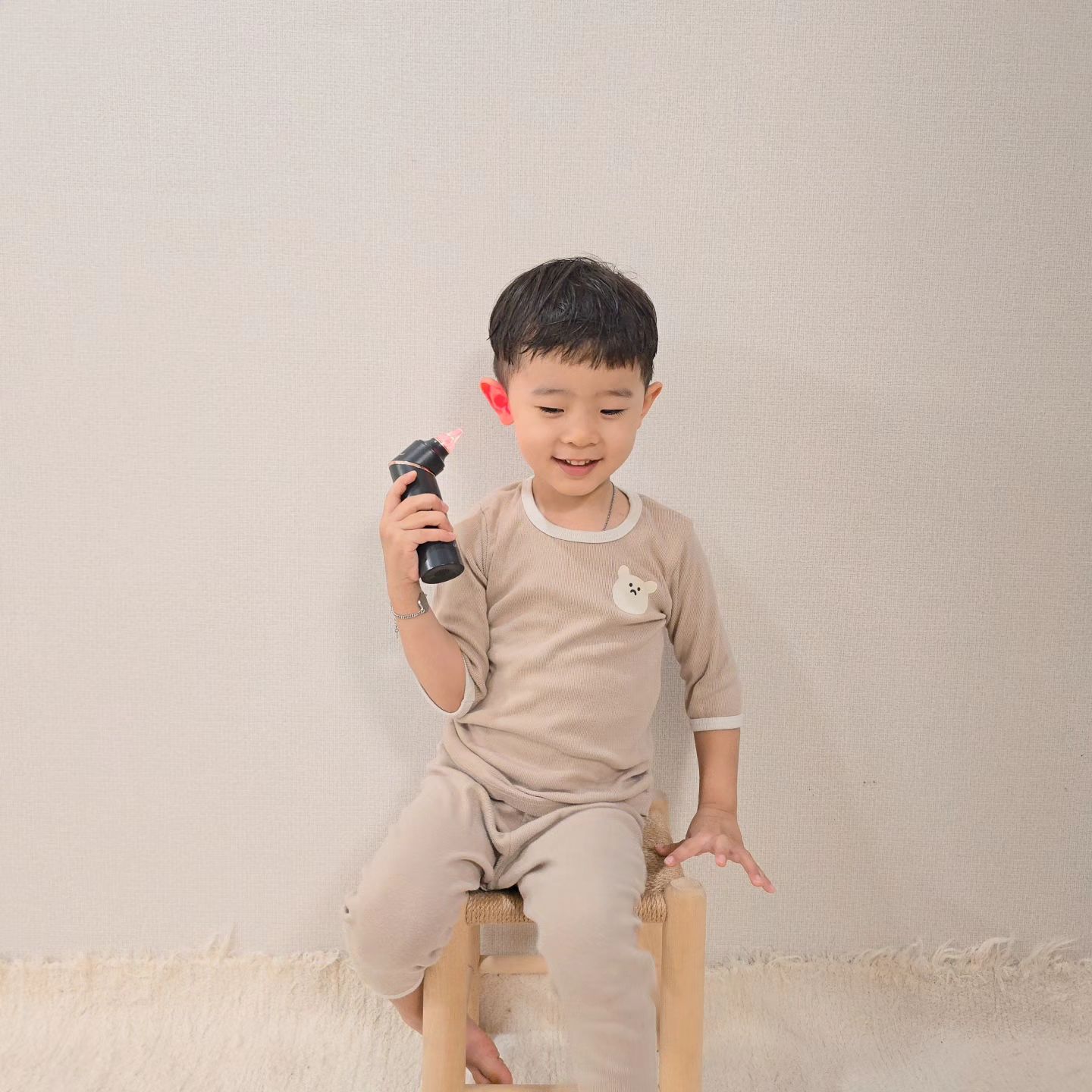#협찬 

아주더운요즘, 물놀이도많이하는데요
물놀이하다보면 샤워하다보면 귓속에 물💦 
들어가서 귓속이 습해져서 박테리아 곰팡이균이
생길수잇다고해요😱 

그렇다고 면봉으로 슥슥...하면 귀질환의원인이되요😭 

라이프씽크 귀건조기는 파장이 긴~적외선(650nm)
열효과 특성으로 건조는 물론 살균까지 도와줘요.ᐟ 
이제 샤워하고 물놀이 후에는
찬열이가 라이프씽크 귀건조기 먼저찾아요👍 

원터치 버튼으로 쉽게 조절가능해 찬열이혼자서도 척척
2단 바람세기조절 : 약풍/강풍
3단 온도조절 : 냉풍/38°C/40°C 

이어커버도 3개나 들어있어서
찬열이,엄마,아빠 각각 따로 사용할수도있어요◡̈ 

온가족 귀관리 ❝라이프씽크 귀건조기❞ 로 해보아용🫶

🏷 𝚃𝚑𝚊𝚗𝚔 𝚢𝚘𝚞 life_think_store 

#라이프씽크 #귀청소 #귀건조기 #육아필수템
#물놀이준비물 #물놀이준비물 #휴가필수템
#물놀이 #육아템
