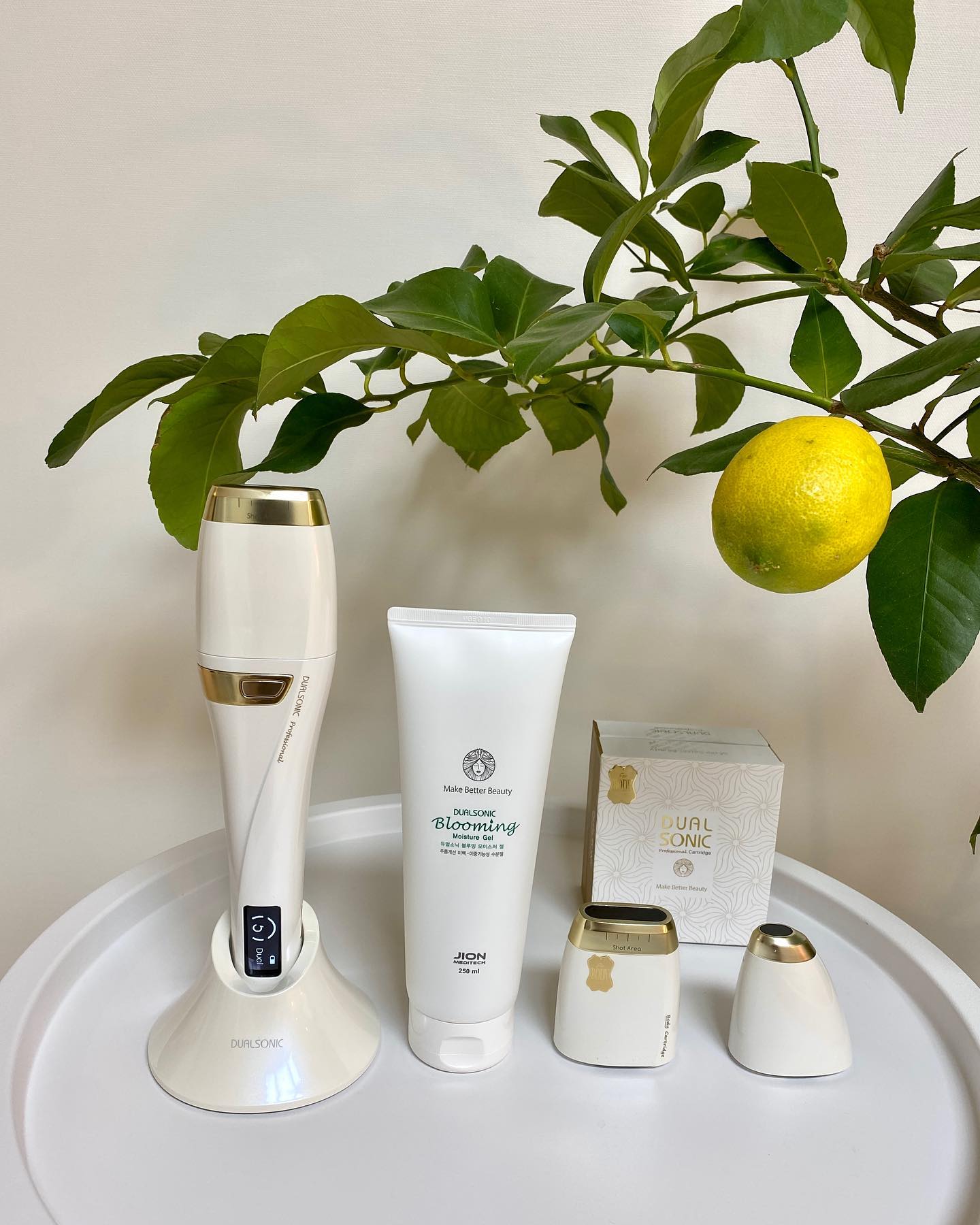 #광고 dualsonic_korea 
매주 일요일은 홈케어 하는 날!🧖🏻‍♀️

처음에는 전문가가 아닌 제가 직접 뷰티 디바이스를 이용해서 관리를 해도 되나 걱정이 되었어요. 하지만 매번 피부과를 가서 관리 받는 것도 번거롭기도 하고, 나만이 알고 있는 피부 콤플렉스를 해결하고 싶어서 정말 안전한 제품을 알아보다가 듀얼 소닉을 알게 되었답니다. 

제가 은근 겁이 많아서 정말 안전하지 않은건 아예 시도도 안해보는 성격인데요. 듀얼소닉은 의료기기 품질관리 심사인 GMP의 인증을 받은 업체가 만든 안전한 뷰티 디바이스라서 믿음이 갔구요. 더군다나… 영원한 아이돌 SES의 유진 언니가 모델이라.. I am 신뢰에요. 🪄

특허받은 듀얼레이어 집중초음파 기술을 이용해서 두개의 피부층인 진피층과 근막층을 동시에 관리가 가능하다는게 타디바이스와는 가장 특화된 점이에요. 

특히나 저의 마음을 사로잡은 점은, 총 세개의 카트리지로 나누어져있다는 점이에요. 얼굴, 눈가, 바디 로 나누어져 부위별로 집중 케어가 가능하답니다.

듀얼소닉은 2주에 1회 사용을 권장하고 있어요. 그래서 한주는 얼굴&바디 카트리지로 관리 하고, 그 다음주에는 아이 카트리지로 관리해서 매주 마다 셀프 스킨 케어로 피부에 활력을 주고 있답니다.

사실 저는 나이가 들면서 눈가 주름이 깊어지니 웃는 것도 조심스러워지더라구요. 그런데 잔주름에 효과가 좋은 아이 카트리지로 눈가를 부드럽게 케어하고 나면 정말 눈가에 탄력이 전과는 다르다는게 체감된답니다.

또한 노출이 많은 여름을 대비해서 바디카트리지도 포함된 풀패키지를 장만했는데요. 운동으로 다 채울수 없는 피부의 탄력을 듀얼소닉으로 잡아보려고 합니다.

매주 사용해보면서 피부 탄력이 달라지는 걸 보니 듀얼소닉 가격이 비싼 이유를 알겠어요. 비싼 만큼 정말 효과가 좋네요. 이제는 저의 매주 일요일 루틴이 되어버린 듀얼소닉 이랍니다.🤍

#듀얼소닉#뷰티디바이스#피부관리기기#피부미용기기#피부관리#피부홈케어#얼굴마사지기#하이푸리프팅#눈가리프팅#눈가탄력#아이케어#뷰티스타그램#민감성피부#복합성피부