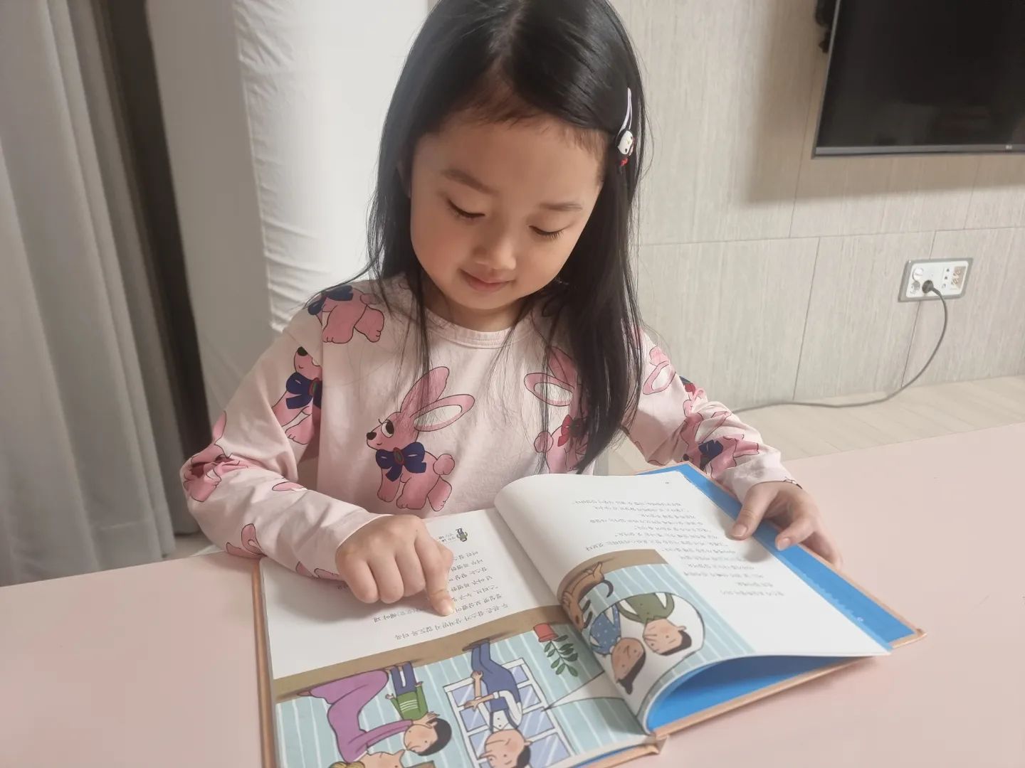 인문학으로 미래를 여는 키, 스티브 잡스의 이야기.
요즘 교육 트렌드 중 하나가 바로 인문학이다.
우리 아이들이 어린 나이부터 인문학을 접하며, 그 속에서 인성과 지혜를 키워가는 것이 얼마나 중요한지 새삼 깨닫게 되는 요즘.
그런 의미에서 황우 도서출판이 출간한 위인전집 초등필독 인성인문학 시리즈는 정말 반가운 존재가 아닐 수 없다.

스물한 살에 핸드폰과 컴퓨터 회사를 창립한 스티브 잡스의 이야기는 정말 놀랍고 신기하기까지 하다. 애플과 같은 세계적인 기업을 일궈낸 잡스의 창의력과 혁신은 여전히 많은 이들에게 영감을 주고있다. 이 책을 통해 잡스의 호기심 많고, 말썽꾸러기였던 어린 시절부터, 그가 어떻게 자신의 꿈을 현실로 만들어갔는지를 쉽고 재미있게 접할 수 있는데, 아이들에게 단순히 지식을 전달하는 것을 넘어 자신의 열정을 발견하고, 그것을 실현하기 위해 필요한 노력과 인내, 그리고 창의성의 중요성을 가르쳐 주는 것 같다.

#황우인성인문학 #인성인문학 #위인전 #황우출판사 #초등필독도서 #초등인문학 #인성동화 #인문학동화 #교과연계도서 #초등인성전집 #책육아 #초등필독 #인물전집