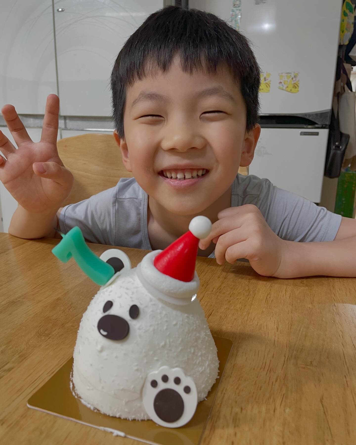 내강아지💕💕
엄마 아들로 태어나줘서 고마워🫶
요가 끝나고 외식하고 ㅋㅋ 
집에와서 조촐하게 생파하고 가족 사진📸
한해 마무리 잘하고 행복하고 건강하자 
우리서방 우리아들💕
-
-
#우리가족사랑해💕 #아들생일