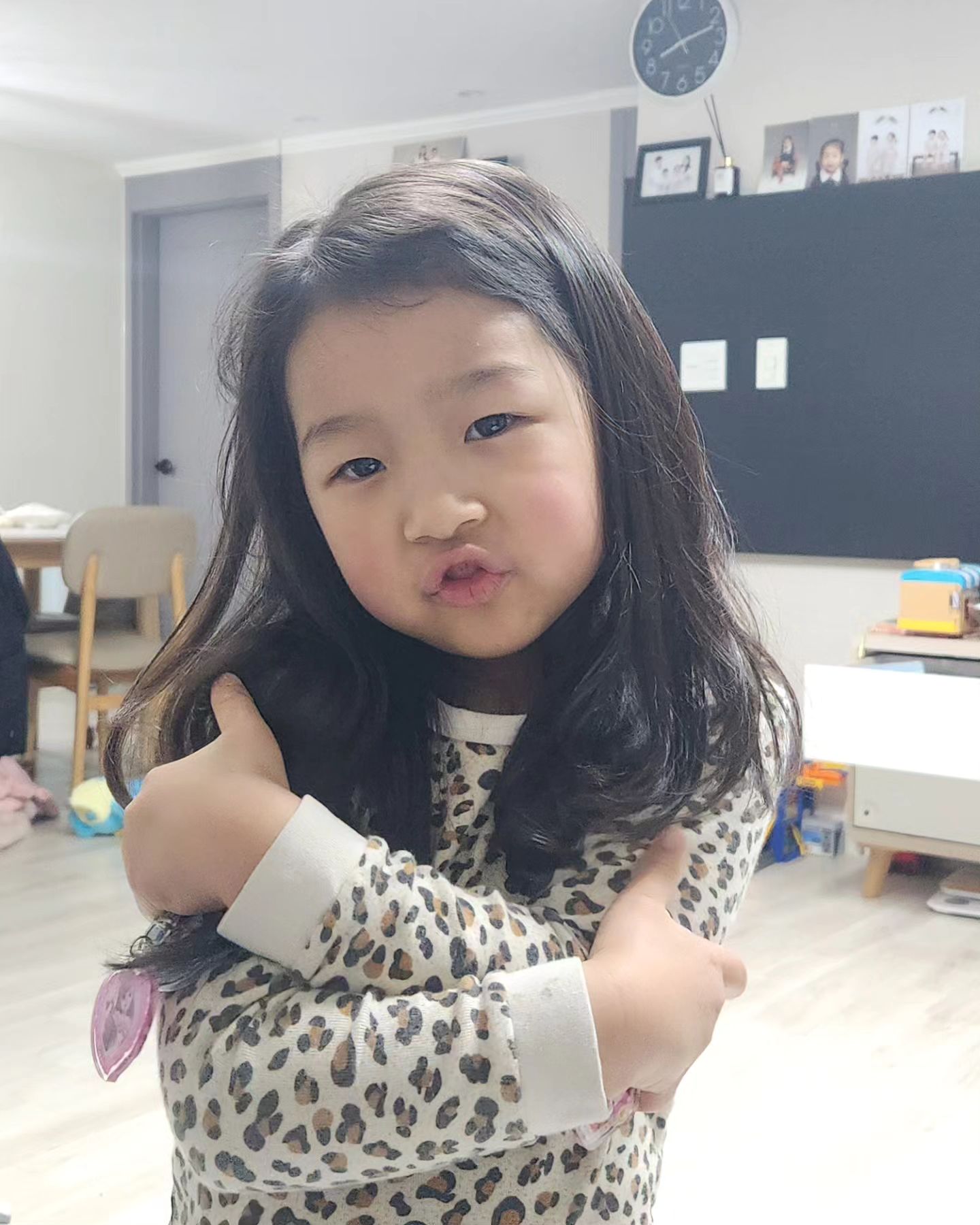 앞머리 갖고싶다고 노래부르더니
곱슬때메 생각보다 더 말려 올라간 앞머리
아침에 고데기하게 생겼노 

#딸헤어커트 #딸앞머리자르기
#다음엔미용실가자 
#엄마아니고외할미가함