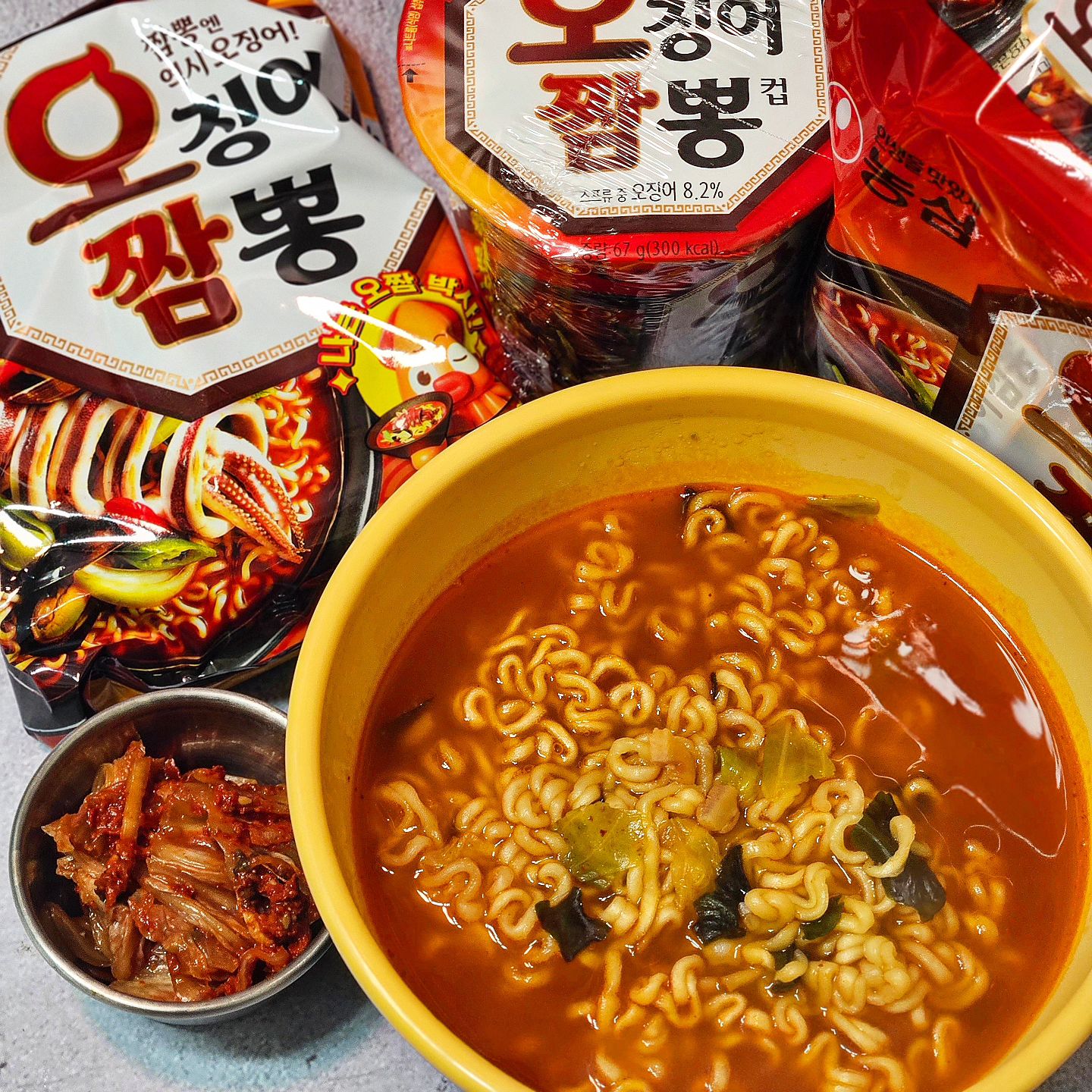 #광고 #농심 #오징어짬뽕
오들오들 추운 날씨에 땡기는 오징어짬뽕 🦑

퇴근길에 편의점에서 오징어짬뽕 겟!
뭔가 달라진 오징어짬뽕 패키지.

오짬박사가 있다!!
뒷면 QR코드 인식해보니
오짬박사랑 목이 연구원이 고민을 들어주고 있다.

고민해결카드까지 받아보니
오짬 국물만큼이나 속이 시원해짐✨️

25종 해결카드가 있다고 하니
오짬박사가 정말 내 고민을 알아듣고 해결해주는지
이벤트 참여 가보자구🔥

#오짬고민상담소 #오짬박사 #굿즈 #nongshim 
#nongshimnoodles #라면 #라면추천 #라면스타그램
