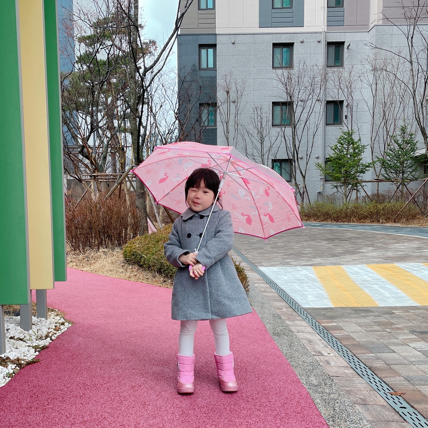 감기 때문에 등원 못하다가 오늘은 등완 완료 ✌️
아오 이놈의 감기… 
기침, 가래, 콧물 3종세트 제발 사라져주라 😭

무슨 3세대 항생제라고 하는 약을 먹였더니 좀 나아진 듯
어린이는 어린이집에 가야지 암암!

#오등완