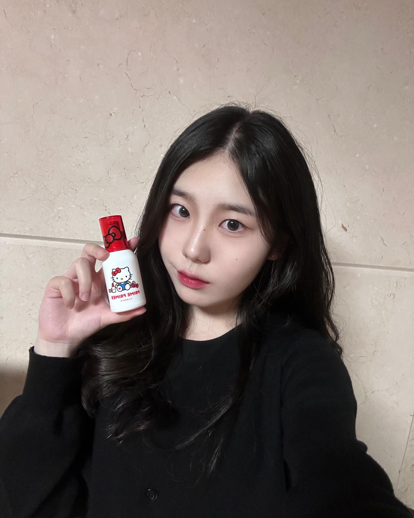 #협찬
🍎 프라임 프라이머 피니쉬 파우더
: 헬로키티 에디션 🎀
올영 1등 유분순삭 파우더와 모공커버 프라이머가 사랑스러운 무드를 더해 헬로키티 에디션으로 출시됐습니다💕
사진에 보이는 키트는 올리브영 단독 기획세트랍니다!
프라임 프라이머는 모공,요철을 깔끔하게 보정해 매끈한 피부결을 완성해주고 피니쉬 파우더는 단 한번만 사용해도 매끈 보송 피부로 만들어준답니다🤍
너무 유명한 템이라 이렇게 설명하지 않아도 다들 한번씩은 써 보셨을 거 같아요 😉
5월 한달 간 20% 할인된 가격으로 판매하고
💝 5월 16일 목요일 올리브영 오특을 통해 헬로키티 피니쉬 파우더 세트를 26% 나 할인된 가격으로 만날 수 있다 하니 탐나시는 분들은 꼭 득템하세요❤️

-
#AD #제품제공 #바닐라코 #헬로키티X바닐라코 #프라임프라이머클래식 #피니쉬파우더