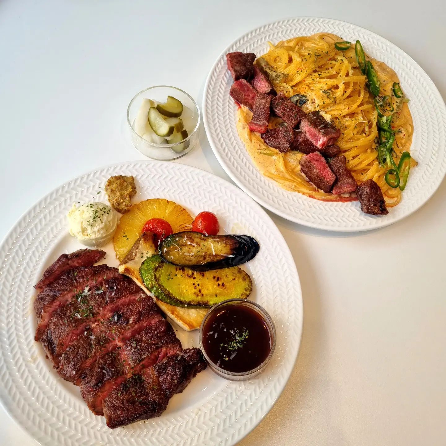 #협찬 #어코닉 #수완지구맛집

수완지구 신상✨️양식 맛집🍽❣️
<어코닉>에 다녀왔어요👩🏻‍❤️‍👨🏻

넓고 쾌적한 내부에 이번에 새로 생겨서 완전 깔끔하고✨️ 직원분도 넘 친절하시더라구요🥰 브런치✔️다이닝 레스토랑✔️카페를 한번에 이용할 수 있는 곳이라 좋았어요👍🏻👍🏻

저희는 [파스타 & 스테이크 set]에서 [갓부채청양크림파스타]와 [부채살 스테이크]로 변경 주문했는데요🙆🏻‍♀️ 가성비 좋은 다양한 세트 메뉴들도 많고 음료도🍹다양해서 좋았어요👏🏻👍🏻

화려하고 먹음직스러운 비쥬얼의 [부채살 스테이크]는 완전 부드럽고 각종 가니쉬에 매쉬드 포테이토, 소스도 넘 맛있었어요😋
대표 메뉴인 [갓부채청양크림파스타]는 부드러운 부채살+크림 파스타에 여수 갓김치가 들어가서 색달랐는데👏🏻 아삭한 갓김치의 식감도 좋고 갓김치가 느끼함을 잡아줘서 파스타와 잘 어울리더라구요👍🏻 소스도 넘 맛있어서 시키길 잘한 메뉴였어요🙊💕 강추🌟‼️

식전 빵도🍞 나오고 서비스로 뺑오 초콜릿도🥐 주셔서 넘 좋았던 <어코닉>❕️수완지구 데이트 맛집 찾으실 때 완전 추천드려요🤗❣️❣️

✅️ 네이버 예약 시 초코쿠키 서비스🍪
🏠 주 소 : 광주 광산구 수완로14번길 17 1층
🕒 매일 9:30~21:00

#광주맛집 #광주양식 #광주레스토랑 #수완지구 #수완지구핫플 #수완지구데이트 #수완지구레스토랑 #광주파스타맛집 #광주파스타 #수완지구파스타 #광주데이트 #광주데이트코스 #광주데이트장소 #광주데이트맛집 #광주데이트추천 #광주가볼만한곳 #맛스타그램 #먹팔 #먹팔해요 #먹팔맞팔 #먹스타소통 #먹팔환영 #먹스타맞팔 #광주 #광주핫플 #광주맛집추천 #칼맞팔