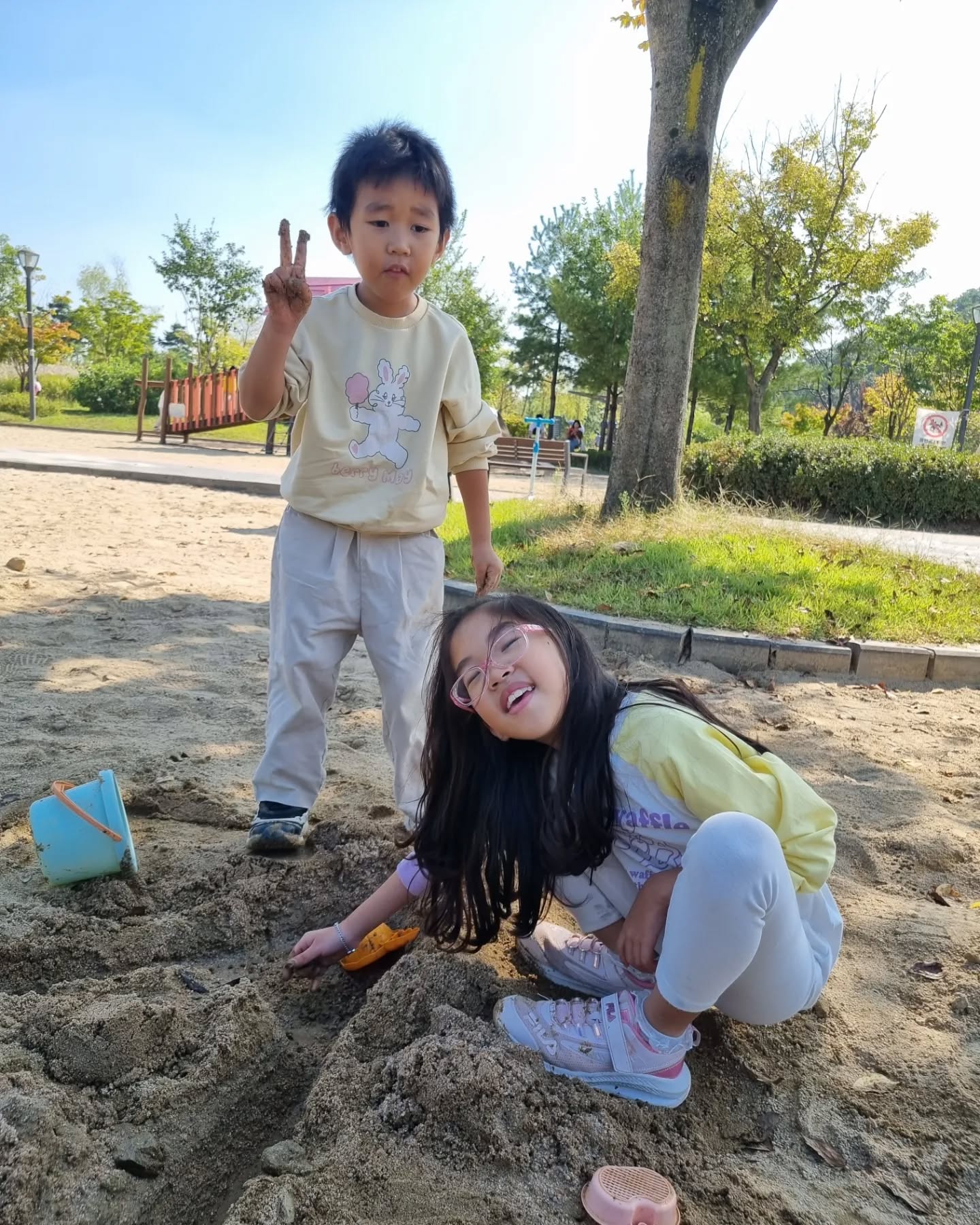 주말엔 역시 집앞 공원
춥지않은 시원하고 청량한 날씨 너무 좋아
지나가는 가을이 너무 아쉽다 

애들이 노는건지, 우리 곤택이가 노는건지
뭐 모두 즐거우니 됐지🙊
