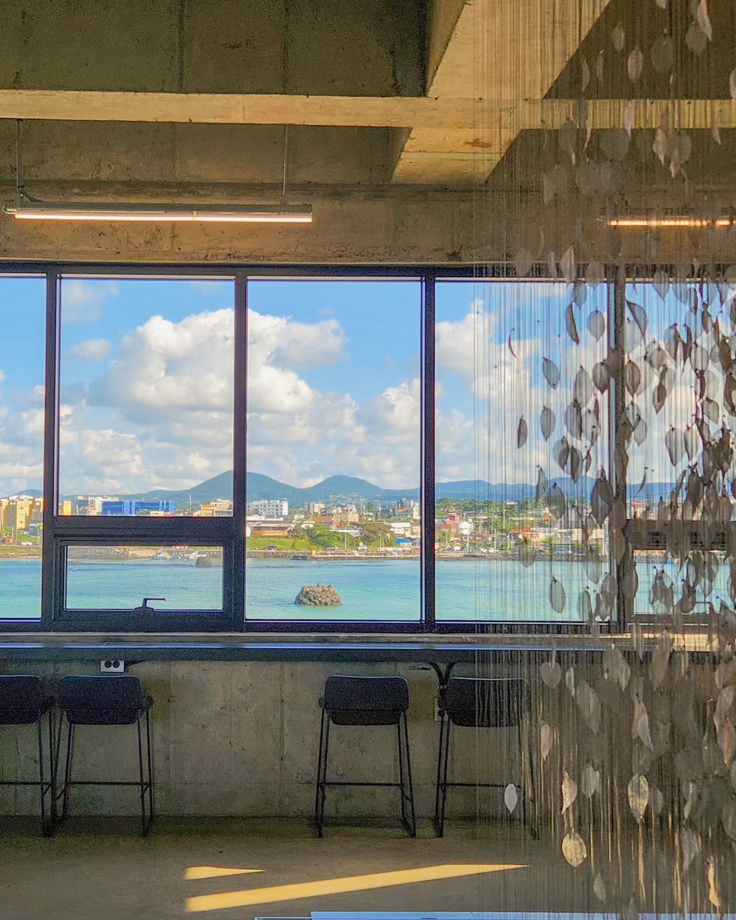 인생샷 백만장 가능한 제주 오션뷰 카페🌊 협찬

1층과 2층으로 되어있는데 저희는 2층에 자리
잡았습니다. 2층에서 보는 오션뷰가 진짜 굿굿:)
파노라마뷰로 창문이 2개 방향으로 있는데 전부
풀오션뷰를 볼 수 있어요. 보통 한 방향으로만
볼 수 있는 오션뷰인데, 여긴 위치가 좋아서 2개
방향도 가능하더라고요. 사진 찍기 딱 좋음🤍
저희는 창문 바로 앞자리에 앉았는데 다른 분들이
창문 앞에서 사진 엄청 많이 찍으셨어요 ㅋㅋㅋㅋ

저희가 고른 메뉴는 가을 고구마 아포가토, 브라우니,
제주의밤(블루베리에이드), 무화과블루베리크래커!
가을 고구마 아포가토는 시그니처 시즌 메뉴라서
골랐는데 진짜 제 취향이었던 메뉴...달달한 고구마
퓨레에 엑설런트 아이스크림, 에스프레소 조합 굿🍠

비건, 글루텐프리 디저트가 있고, 우유 변경이 가능한 곳!

📍오후다섯시 두가지착각 조차도
▫️제주 제주시 조천읍 조함해안로 273-37
▫️매일 11:20 - 19:30 (19시 라스트오더)
▫️전화번호, 064-784-8889
▫️단체이용가능, 주차, 포장, 무선인터넷
▫️지역화폐, 제로페이 가능
▫️추천메뉴, 가을 고구마 아포가토

#오후다섯시두가지착각조차도 #오후5시두가지착각조차도 #제주뷰카페 #제주오션뷰카페 #제주파노라마뷰카페 #제주노을맛집 #제주카페 #제주디저트맛집 #조천카페 #제주조천카페 #제주핫플 #제주조천디저트카페 #제주조천디저트맛집 #제주오션뷰 #조천오션뷰 #제주오션뷰맛집