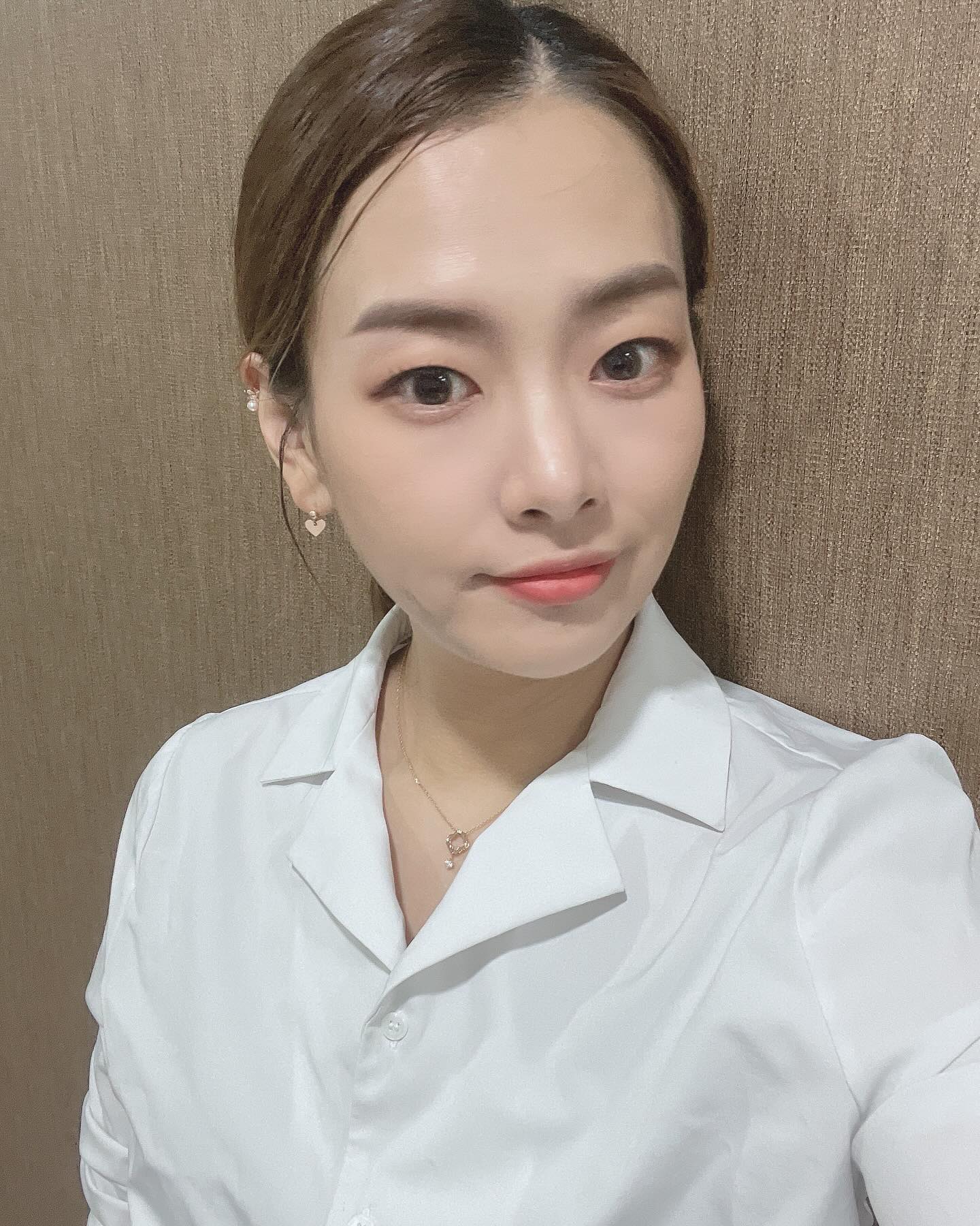 퍼스널컬러 진단한번 해봐야겠다
처음으로 코랄계열 아닌 
핑크계열로 메이크업 받았는데
나쁘지 않다?!! 🫢
더 더 잘하고 싶다 ☹️
얼른 익숙해지고 자연러워지길 ! 
잘해라 나 . 힘내라 나 . 
이쁘다 나 🥰 히히 

#셀프칭찬 #셀피 #방송메이크업 #앨리연남
#instadaily #selfie #today #style