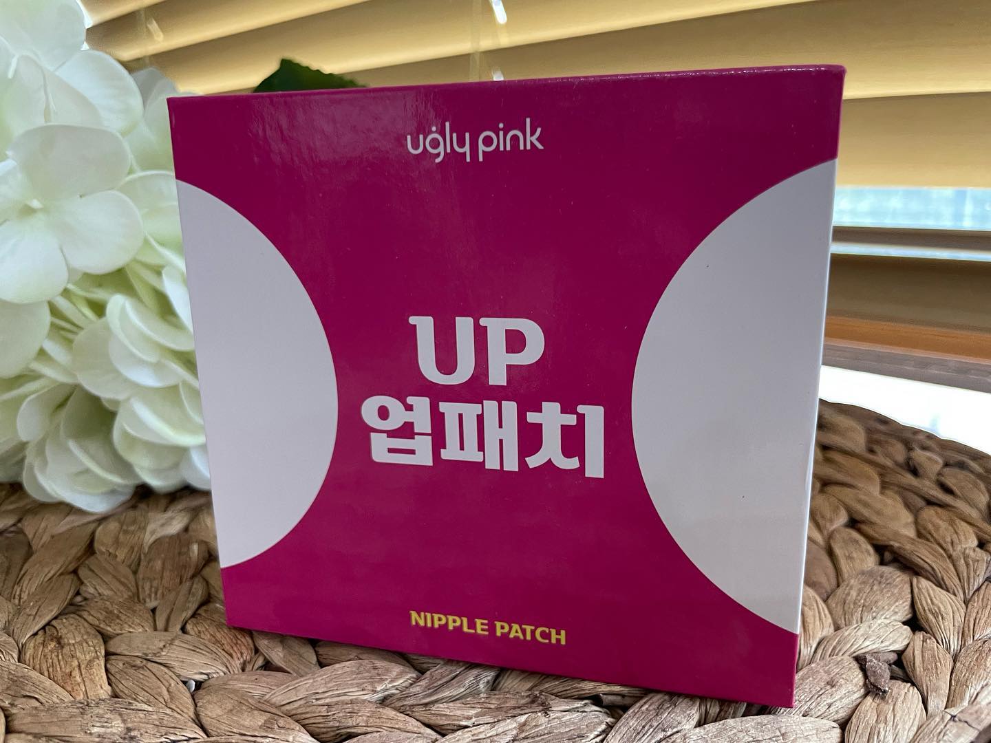 쪼이는 속옷이 답답할때, 
스웨터나 니트 실루엣이 드러나지 않는 스타일을 착용할때,
드레스투어나 웨딩촬영 등 드레스 입어야할때,
브라끈이 보이지 않는 오프숄더나 민소매 입어야할때, 
수영이나 요가 필라테스 조깅 등 편하게 운동할때, 
그냥 브라가 답답하고 싫을때!!
어글리핑크 에어홀 실리콘 니플패치
정말 편하고 간지럽지않아요!
떨어지지않아요!
한번 하기 시작하면 중독되는 실리콘 니플패치
여성분 가을 겨울 필수템 입니다

#에어홀니플패치 #어글리핑크업패치 #업패치 #니플패치추천 #탈브라