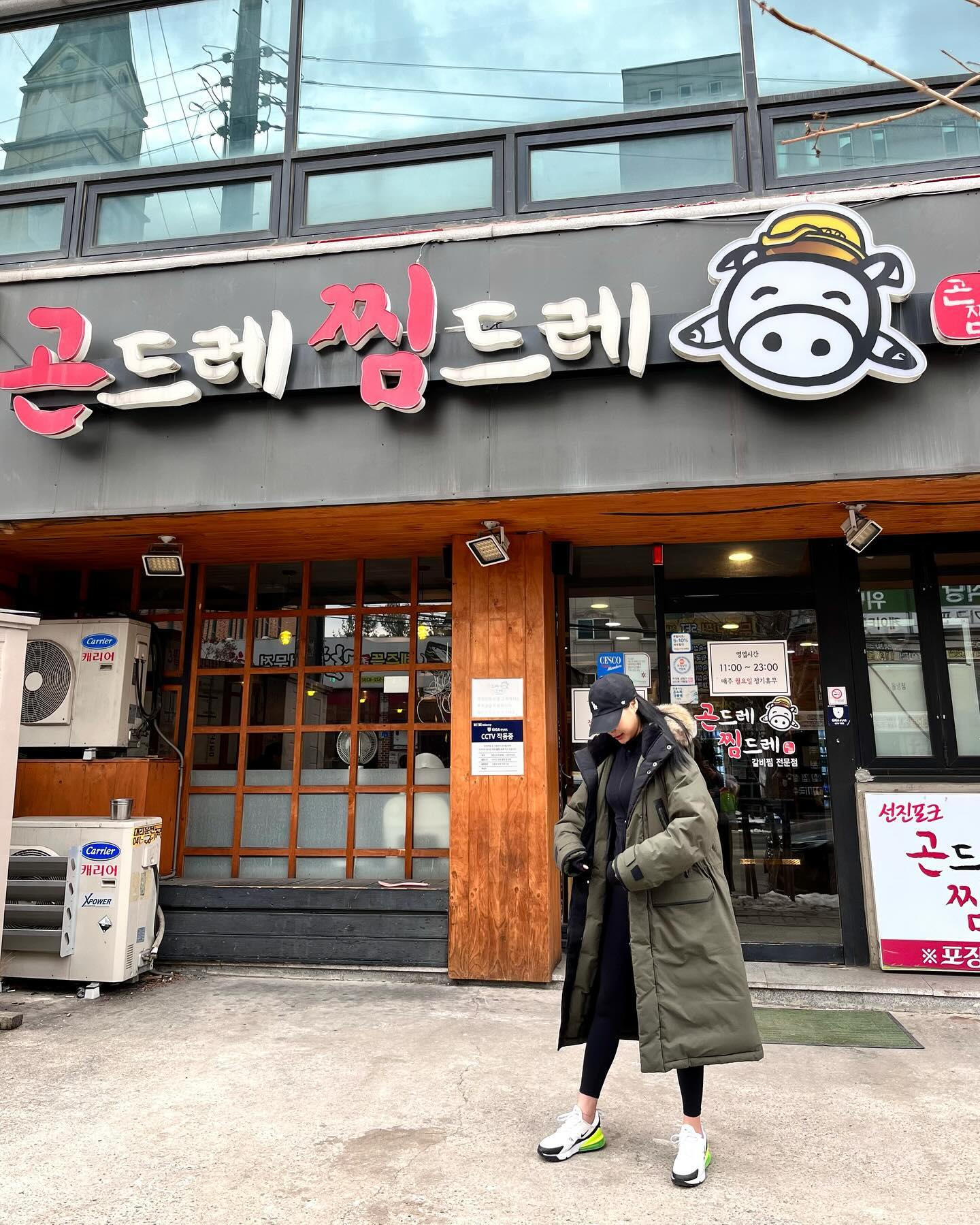 #협찬
천안 두정동 맛집 곤드레찜드레
등갈비찜 전문집 답게 질기지 않고 부드러운 등갈비찜에
등갈비찜이랑 환상의 궁합 찰떡인 곤드레밥
사이드로 메밀전 같이 먹어주기 맛이 진짜루 증맬루 환상임
맵기 조절 가능해서 맵찔이들은 간장맛으로도 가능하고 
끓이기만 하면 되는 반조리식 밀키트로 포장도 가능👍🏽
3월에 바로 뒷골목으로 매장 이전한데요 💢참고💢
⠀⠀⠀⠀⠀⠀⠀⠀⠀⠀⠀⠀⠀⠀⠀⠀
📢곤드레찜드레 두정본점
충남 천안시 서북구 오성로 65 1층, 2층
-등갈비찜(보통맛)
-곤드레밥
-메밀전
