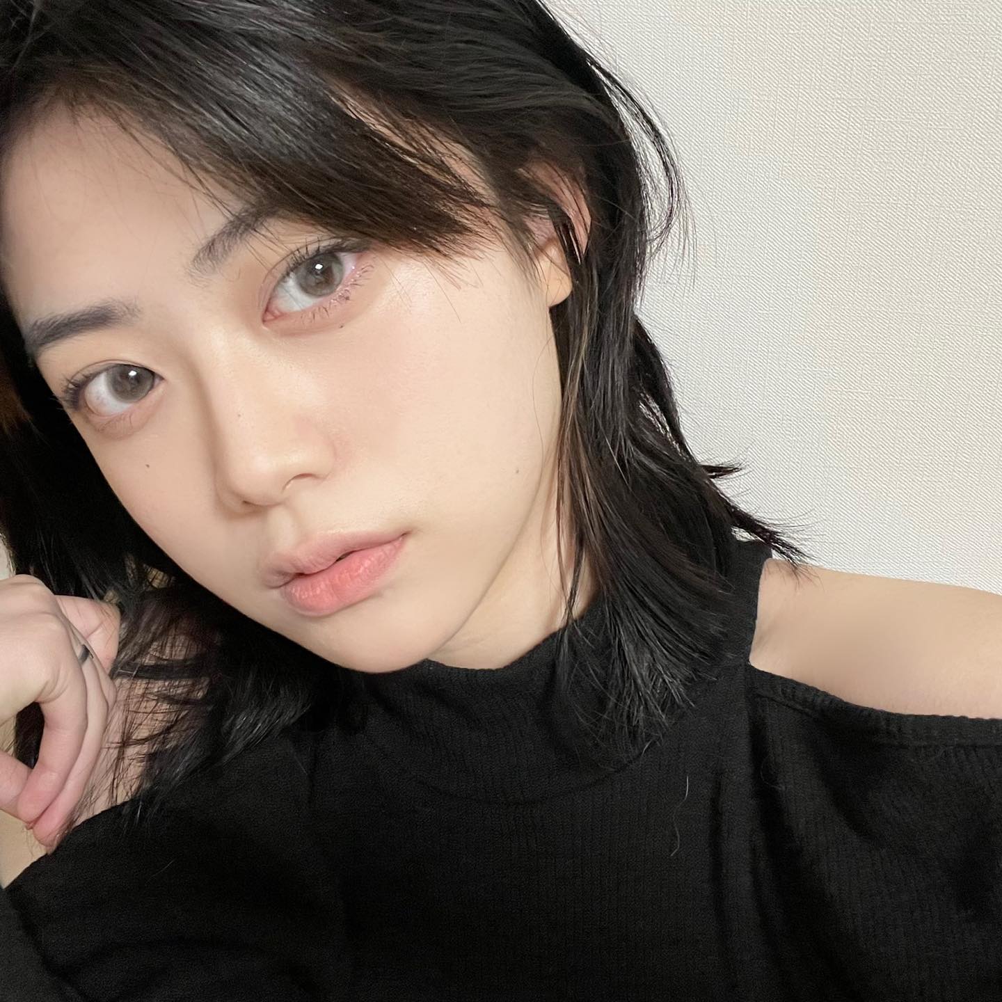 #협찬 

이미 팩트로 익히 알고 있는 
자빈드서울 :) 커버력도 좋고 세미매트한 질감이 
좋아서 손이 자주 가는 친구인데 휴대하기 편하게
조그마난 버전도 있어요 ☺️ 

윙크 파운데이션 팩트 미니+윙크 아이 쉐이드 프라이머를 사용해보았는데용 가루타입이 아닌 
프라이머,크림 제형이라 가루날림도 아예 없을뿐더러 쓱 바르고 쏙 넣으면 간단해서 파우치 공간도 
절약 된답니당 ㅎㅎ 

😉
-

javindeseoul 

-

#자빈드서울 #윙크아이쉐이드프라이머 #윙크쿠션 #iavindeseoul #쿠션추천 #쿨톤 #쿨톤섀도우 #쿠션팩트 #쿠션파운데이션 #팩트 #데일리 #데일리그램 #데일리메이크업 #아이메이크업