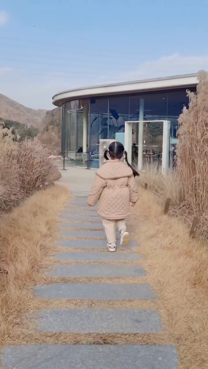 #려니일상

가평가서 어디가면 좋을까?
계획없이 급으로 찾아간 곳!

동물먹이주기체험은 물론
사계절 튜브슬라이드를 무료로 이용할 수 있고
카페도 있어서 휴식하며 즐길수 있는 곳!
아이와 함께 가면 너무 좋은 곳이니 저장 꾹_하고
다녀오세요ꕀ*

⛧ 자세한 내용은 블로그에서 확인해주세요

#가평아이랑 #가평아이랑갈만한곳 #가평양떼목장 #가평클라우드힐 #클라우드힐 #양떼목장🐑 #아이랑가평 #아이랑가평여행 #아이랑여행하기좋은곳 #동물먹이주기체험