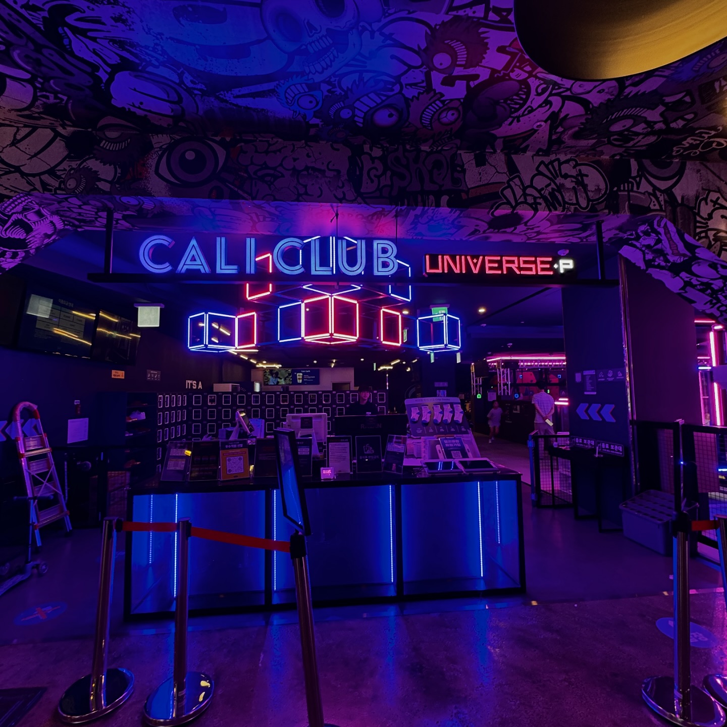 #협찬 #캘리클럽안양점
caliclub_official
.
.
미국사는 친구딸들이 한국에 놀러 와서 
안양점에 캘리클럽을
울딸랑구랑 다같이 주말에다녀왔어요~^.^
.
🦸‍♀️캘리클럽은 키즈 스포테인먼트
(스포츠+엔터테인먼트) 실내 대형 키즈파크로 
전국 10개지점을 본사 직영으로 운영 하고있는데요.
.
🦸‍♀️RFID 기술과 실시간 IoT 스코어링 기술을 활용한 포인트 득점 방식의 콘텐츠 구성.
.
🦸실시간 포인트 랭킹을 매장 내 랭킹보드를
 통해 제공되어 경쟁심을 통한 도전 정신과 성취감을 제공
.
🦸‍♂️획득한 포인트는 매장 내 럭키드로우(인형뽑기) 
기회를 제공하여, 아이들 신체적 정서적 발달에 
도움되는 스포츠형 어트랙션 이용하도록 유도.
.
🦹‍♂️안양점은 우주를 형상화한 유니버스 컨셉 
2번째 매장으로 기존 매장보다는 다소 
작은 160평 컴팩트한 공간과 구성의 ‘플루토’ 
컨셉으로 최초 오픈⭐️
.
🦸‍♂️플루토 매장은 기존 매장들 보다 다소 작지만 
인기 어트랙션 위주의 컴팩트하게
구성되어 있으며 타 매장 대비 어린이
.
⭐️⭐️2시간 이용권이 22,000원⭐️⭐️
⭐️매장 내 진행되고 있는 이벤트 및 프로모션 ⭐️
.
🦸‍♂️아이들의 인생놀이터라 불리는 
캘리클럽 드디어 안양점 오픈🫶🏻
.
🦸‍♂️이번 여름방학에는 무조건 경험해볼 장소로 추천
.
🦸도전과 성취감을 이끌어내어 아이들이 재밌게 놀고, 
에너지 소모에도 좋은 곳.
.
.
.
.
#안양키즈카페 #캘리클럽 #대형키즈카페 #키즈카페 #경기도키즈카페 #실내키즈카페 #의왕키즈카페