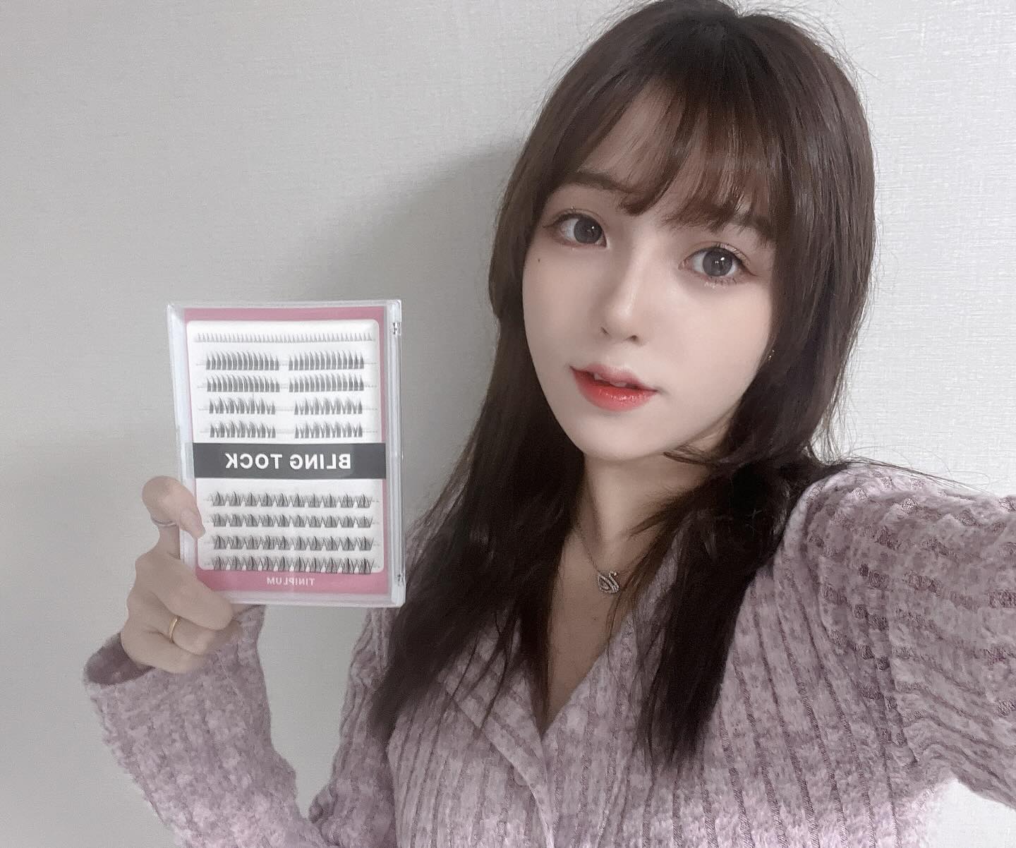 #협찬 
 
안녕하세요 ! 
 
다들 속눈썹펌이나 속눈썹연장을 많이 하고계실텐데 가끔은 속눈썹관리를 해줘야되는거 다들 아시죠😽❤️ 
 
저도 그래서 요즘엔 속눈썹을 붙이고 다니는데 이번에 제공받은 티니플럼 블링톡 속눈썹제품이 넘 좋아서 알려드리려해용 
 
핀셋이랑 글루링 그리고 브러쉬는 사은품으로 같이 드리고있다고합니당 
 
저는 접착제가 같이 왔지만 아마 추가구매하셔야할거에용 ! 
 
제품은 믹스브라운이랑 믹스블랙 그리고 믹스A랑 믹스B가 있으며 낱개 및 언더속눈썹도 있으니 사이트 참고하셔서 제품을 고르시면 되세요 ! 
 
저는 믹스블랙을 사용했으며 여러컬 종류들이 있는데 언더속눈썹도 같이 포함되어있어서 더 좋았어요😽❤️
 
그럼 간단히 티니플럼 블링톡 속눈썹에 대해 알려드릴게요 ㅎㅎ! 
 
🥥 오후 1시이전 주문시 당일발송 
 
🥥 324pcs로 넉넉한 수량 
 
🥥 5mm 언더속눈썹 포함 
 
🥥 디자인별 속눈썹 구성 
 
🥥 고급모 핸드메이드 제품 
 
🥥 검증완료되어 안심하게 사용가능 
 
저는 아이메이크업 위주로 메이크업을 하기때문에 믹스블랙이 사용하기에 넘 좋았어요 ㅎㅎ! 
 
티니플럼 블링톡 속눈썹은 데일리에도 사용하기 좋은 속눈썹들이 많이 있으며 사용하기에도 간편하답니당 
 
저는 이번에 믹스블랙이 넘 좋아서 다 사용하면 따로 주문할거같답니다😽❤️ 
 
그정도로 좋으니 다들 한번씩 사용해보세요 ㅎㅎ! 
 
더 궁금하신점은 태그해드릴테니 참고해주세용 ! 
 
 
 
 
 
#가닥속눈썹 #블링톡 #티니플럼 #뷰티 #뷰티모델 #에이전시 #모델에이전시 #뷰티에이전시