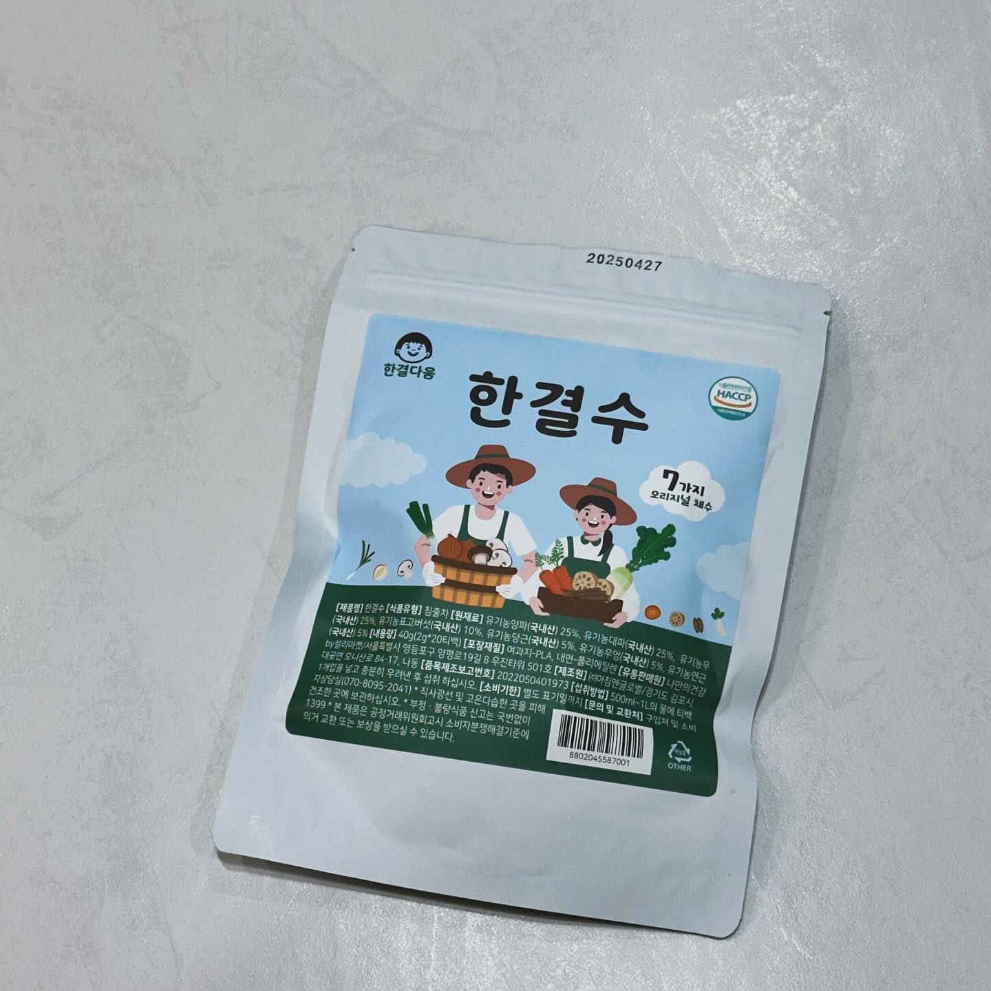 #협찬

🏷 한결수 아이육수팩 20개입

워킹맘이라 좋은 원료로 만들어진 시판을 즐겨찾는데요~ 한결수 채수팩에는 유기농 원료인 양파, 대파, 무, 표고버섯, 당근, 우엉, 연근까지 7가지 재료로 구성되어있어요.

티백으로 되어있어서 끓는 물에 5-10분정도만 담궈놓으면 간편하게 채수를 만들수 있죠. HACCP인증시설에서 생산중이고 티백은 PLA 옥수수 전분티백으로 NON-GMO까지 챙긴 한결수! 한봉지에 20팩이라 한달넘게 쓸것 같아요🤭

오랜만에 채수내서 김계란국과 5분컷 가능한 죽까지 한결수 채수팩으로 뚝딱 만들어줬답니다. 일부러 두팩 넣어 1L를 끓였는데 남은 채수는 공병에 담아 이번주 내내 쓸 예정이예요~ 다들 간편하게 한결수로 유아식 합싀다!