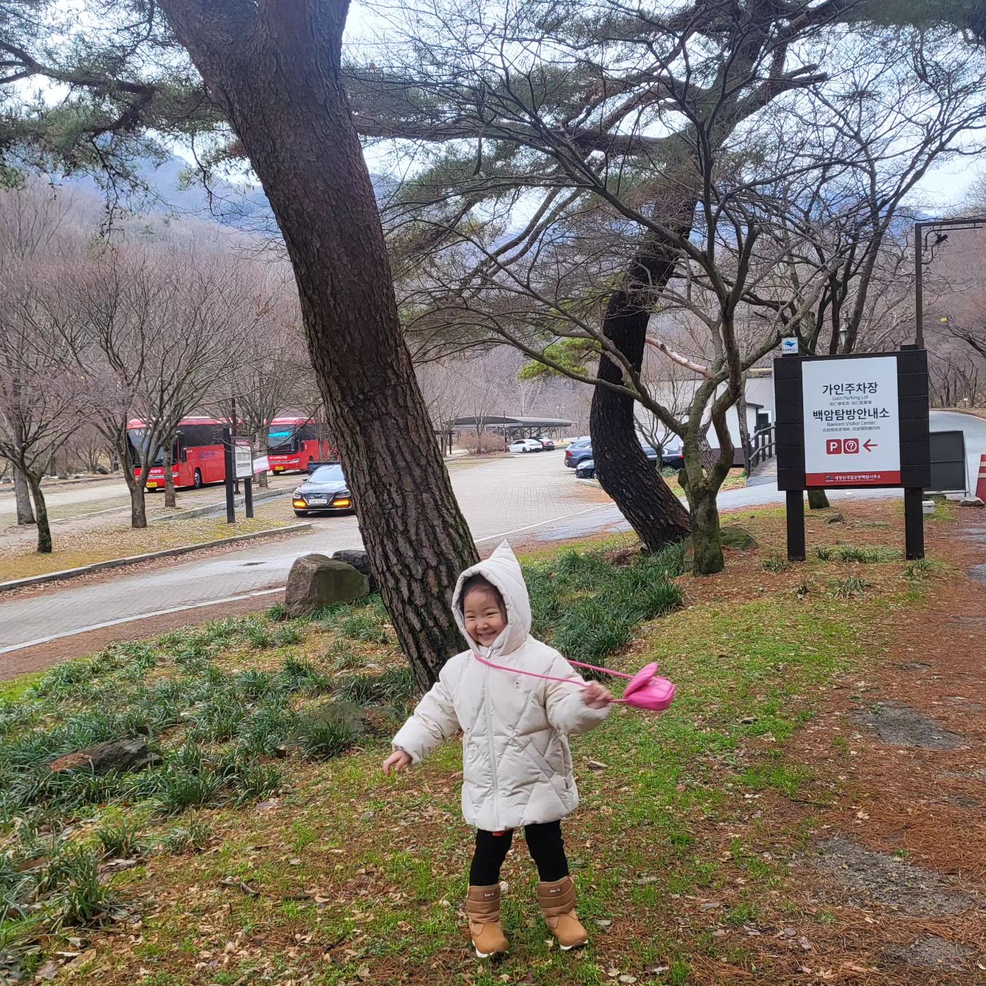 주말에 바람쐬러 #백양사
최애가방이랑 들고나와서 매우 신난상태
(feat. 발레 학원 다니고나서부터 다리부터 올리는 버릇생김ㅋㅋㅋㅋㅋ)
와중에 음료 2개 욕심뷰리는듕💕