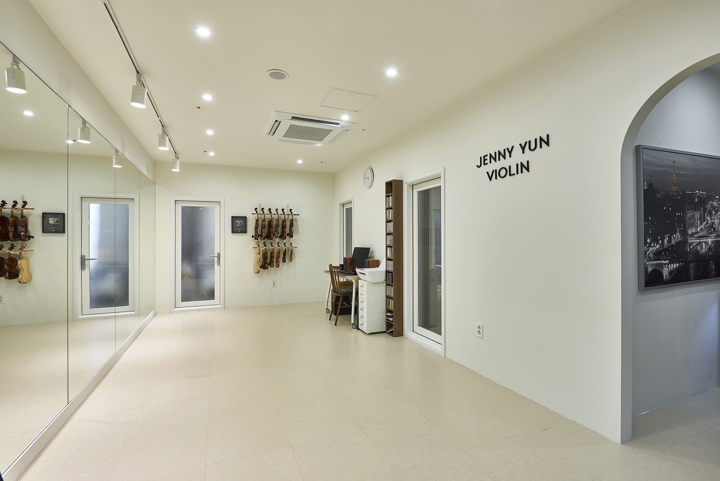 New studio is open✨

7년간 운영했던 제니윤 바이올린 학원을 정리하고
판교 백현동에서 판교 삼평동으로 
스튜디오 겸 교습소로 이전 오픈 했습니다❣️

이 곳은 전에 있던 백현동보다 규모도 작고 테라스도 없지만
제니윤 저의 또 다른 성장과 새로운 꿈을 생각하며 
만든 공간입니다. 

음악 작업실이자 영상 촬영 스튜디오이자
바이올린 연습실이자 안무연습실이자 음악 감상실이자
학생들의 교습공간 으로 저 하고싶은거 다 할수 있는..
(제니윤 다목적실 인가 ;;; ㅋㅋㅋ)

저와 제자들의 멋진 꿈을 실현하는 공간이 되길 바랍니다.
이 곳에서의 성장을 응원해주세요❤️

📍제니윤 바이올린 음악 교습소
주소: 분당구 삼평동 719 마크시티퍼플 3층 

#스튜디오 #연습실 #작업실 #레슨실 #제니윤시즌2
#판교바이올린 #제니윤 #판교 #판교연습실
#기적의시작 #인테리어 #교습소 #성장 #또다른시작 #❤️