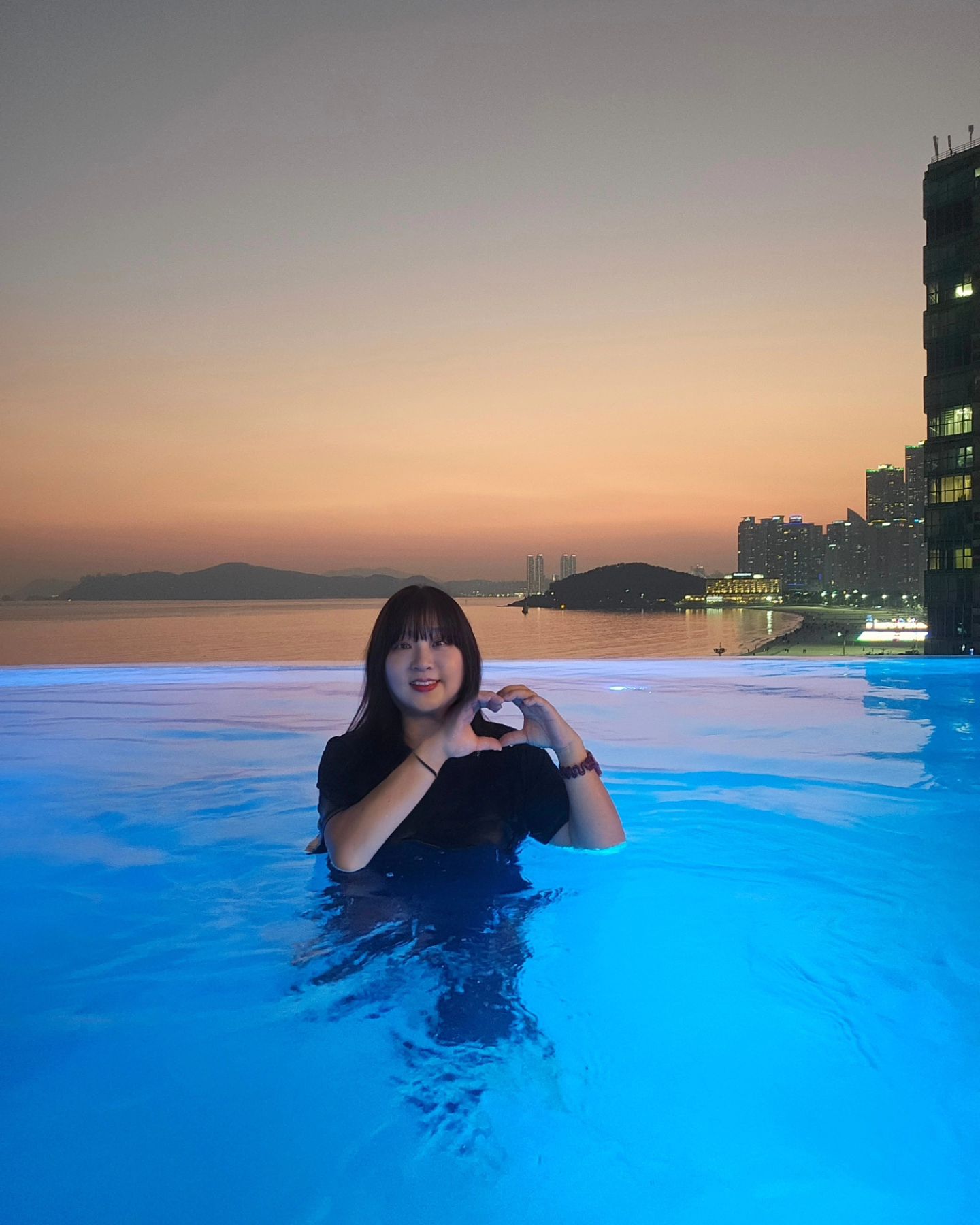 🧳
조카랑 함께 한 #부산여행
꼬맹이가 키가 쑥자라 깜놀^^;;

#클럽디오아시스
#워터파크
마감시간 18:00시 확인 못하고
15분 가량 전세내고 놀다가
찜질방에서 1시간
물놀이 많이 못해
넘넘 아쉬웠지만 재미있었다

#조카키가190
#부산워터파크
#부산핫플
#가족여행
