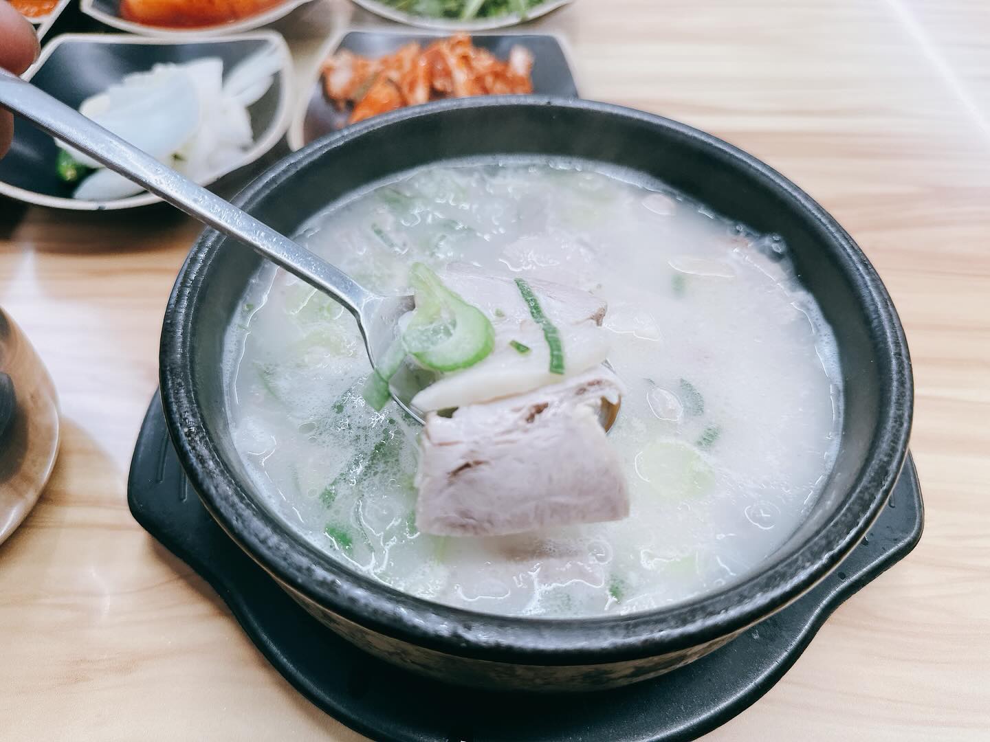 와 여기 국밥 진짜 찐이예요 찐🤩

경남 창원시 진해에 위치한 국밥사령부입니다.😍😍

여기 컨셉 신기한데 사령부라서 그런지 국밥이름 앞에 이등병, 일병, 상병, 병장이 붙어있는데요🌝🌝

와 여기 국밥 찐입니다🥹🥹

저는 병장 국밥이 뭔가 끌려서 병장국밥 시켜봤습니다.❤

이게 모듬국밥인거 같은데 진짜 고기양이 와 말도 못하고 뭔가 반찬이 깔끔해요🥸

꼭 드셔보셧으면 좋겟어요❤

혹시 근처 가시면은~~

꼭 들려서 맛있는 국밥 한그릇 하고 가셔요~❤

🏮Tip 주차는 인근 길거리에 주차하고 이용하시는게 좋을 것 같습니다.🌝

🌟주소 : 경남 창원시 진해구 제황로80번길 10-3 1층
🌟전화번호 : 055-551-3338
🌟영업시간 : 매주 금요일 정기휴무 11:00- 21:00

#갓생푸드_진해

#진해 #국밥맛집 #모듬국밥 #병장국밥 #국밥사령부 #존맛탱😋💕
