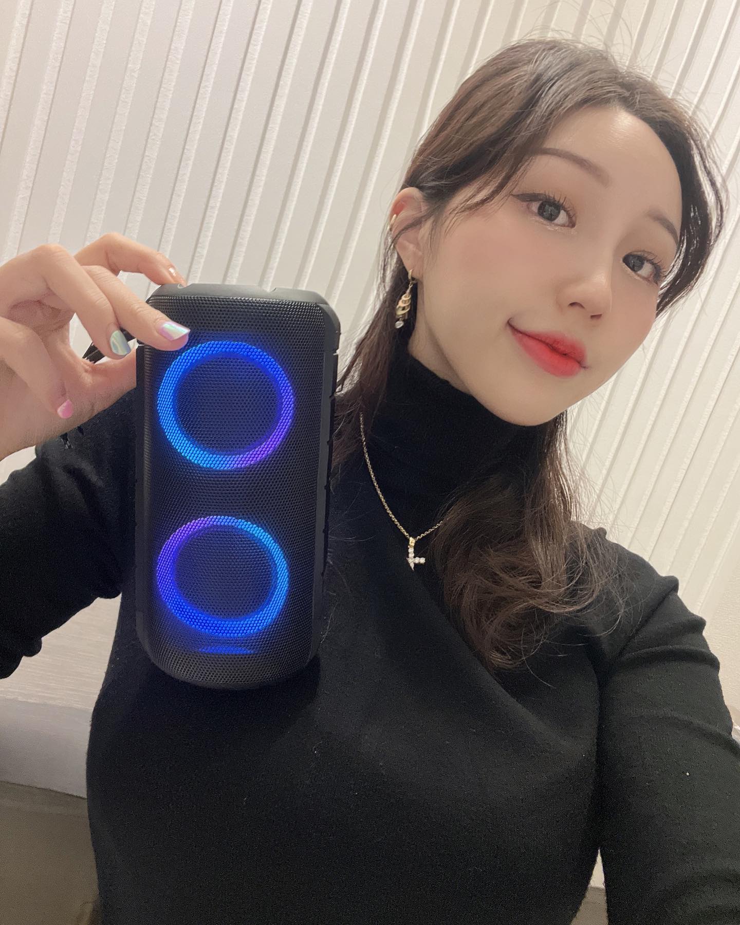 왕왕 세련된 아웃도어 블루투스 스피커🔉🖤

무려 28시간 사용 가능하고 방수도 되고 조명도 아주 끝내줌˃̶᷄‧̫ ˂̶᷅

음질도 좋아서 퇴근 후 영화 한편 때릴때 아주 다이나믹한 사운드 체감 가능🤩
.
.
.
#브리츠 #블루투스스피커 #블루투스스피커추천 #영화스타그램 #스피커 #스피커추천 #britz #bz-mv3000