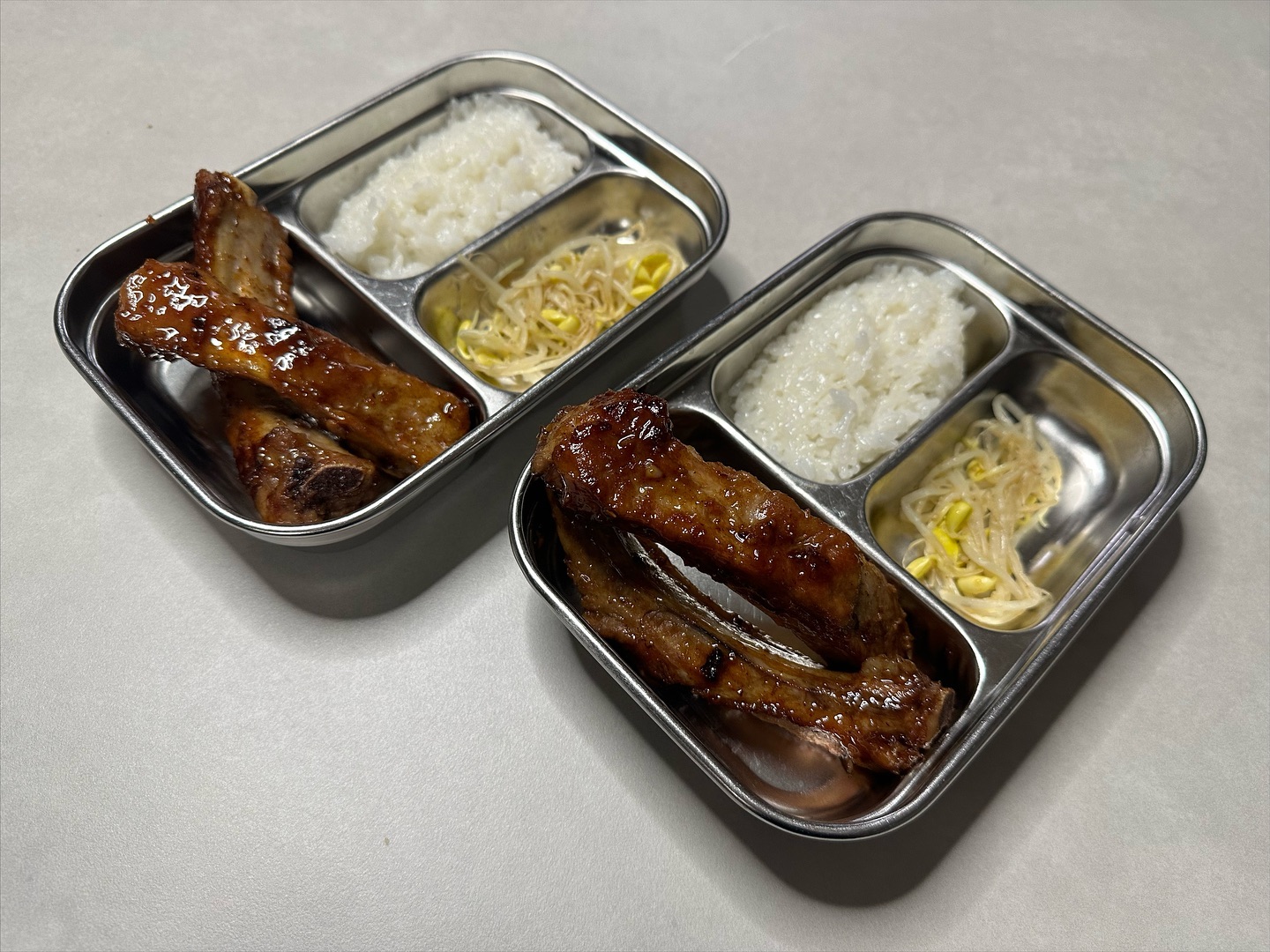 우리집 시그니처메뉴 #등갈비조림 🍗
입 짧은 우리 아들이 혼자 6-7개는 
순삭해서 자주 올리는 메뉴😏
.
매일매일 저녁메뉴 고민하다보니 
어느새 아이가 좋아하는 메뉴 한두개는 
뚝딱하는 주부가 되어버림🤭
.
그럼에도 애미는 아직도 밥하는게 제일 어렵다😭
.
#주부#주부스타그램 #등갈비구이 #등갈비#먹스타그램#먹방#남매맘#남매일상#육아소통#육아#유아식#아이반찬 #소통 #식판식