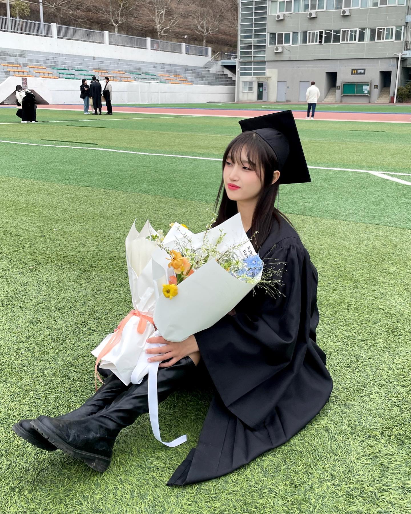 💛공금쪽 드디어 졸업합니다💛

대학교를 초등학교처럼 다닌 사람이 있다?! 그게 저고요 ㅋㅋ 
1학년 입학하자마자 술이란 술은 다 마시러 다니고 2년 휴학도 하면서 교수님의 아픈 손가락도 해보고 4학년 2학기 끝날때까지 졸업 못하는 건 아닌지 아슬아슬하게 졸업 벼락치기도 해본 대학생활이라 미련이 하나도 없습니닷

슬픈 건 그냥 마지막이라는 건데 나이를 먹어도 왤케 헤어지는건 힘든지,, (근데 난 집 7월까지 계약 + 아직 무계획 인생이라 김해에 있음 ㅋㅋ) 
 쨌든 오늘 사진 못 찍은 사람들도 자꾸 기억에 남고 아쉬운데 이것도 나름 긍정적인 의미겠지 ㅎㅂㅎ 얼굴이나 보자요

모두모두 졸업 추카링🎓🤍