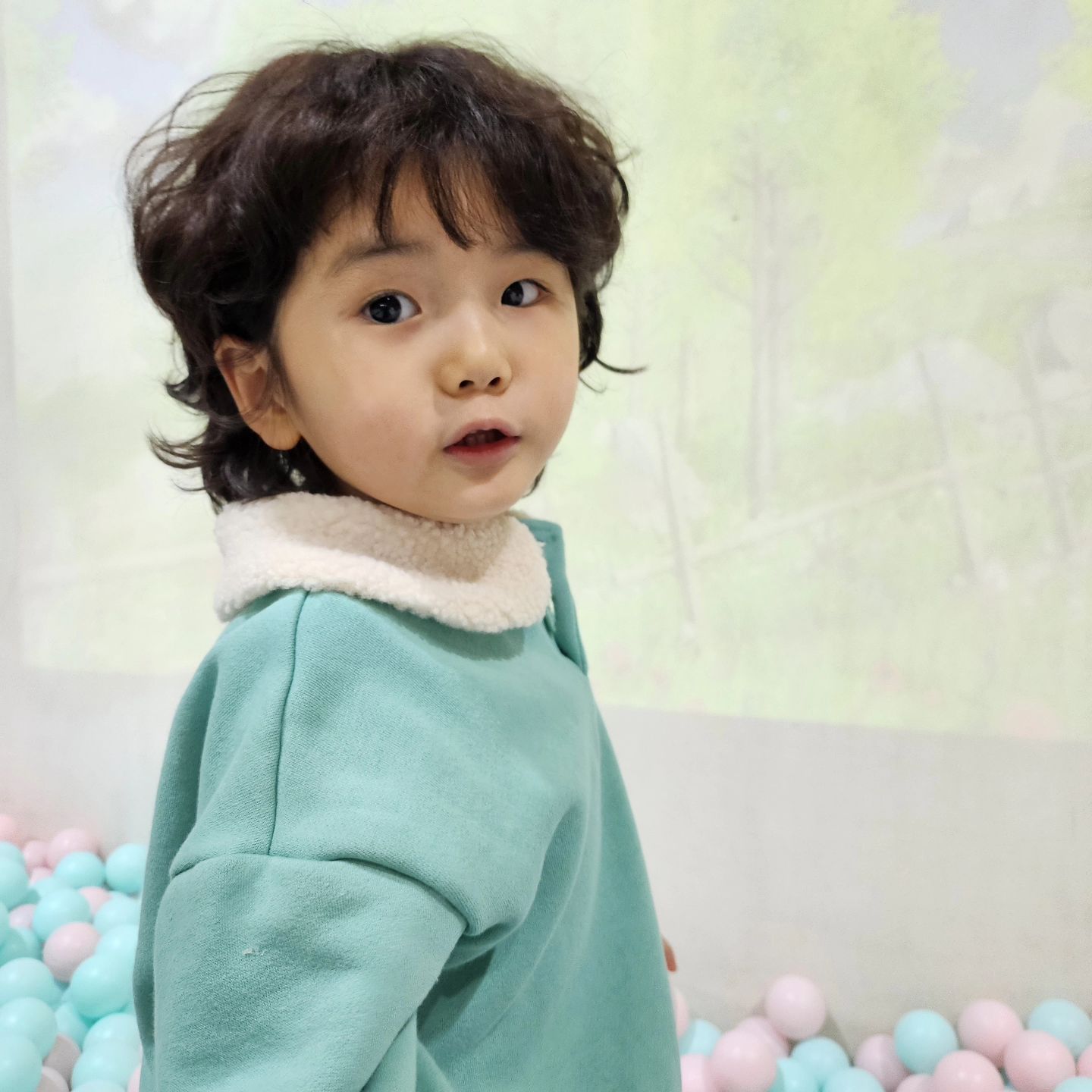 👦🏻👧🏻

민트색 옷 입혀 놓으니
또 귀여운모습의 이화니🤍
팜므파탈 팔색조 매력이됴??
파마하고 엄마 도치력상승🦔

여전한 공룡사랑 참 대단해🤭

yuha__baby
이화니오빠러버 유하랑 같이 키카
열심히 방방 뛰어준 이뿐이모 채고👍🏻
이모빠방 덕분에 키카 끝나고 케이븐도
가고 아이스크림도 먹고 하고픈거 다함😉

_____________________________________

oellobaby 최애신발 #오엘로
berrymay_official #귀여운옷 

#딸 #아들 #아이랑갈만한곳 #키즈카페
#와우키즈랜드 #현대백화점 #남매맘 #친구
#육아동지 #육아맘 #육아소통 #육아일기 #육아
#귀여운아기 #훈남아들 #도치맘 #키즈모델 #ootd