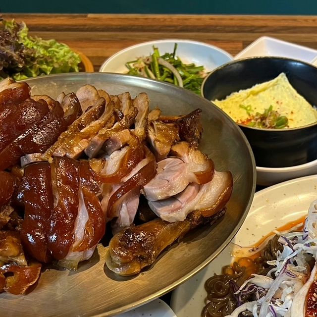 요리하는 박선생 🍽 on Instagram: "#협찬 #광고 #밖밥 잡내 없이 담백하게 쫄깃한 족발 맛집🙋‍♀️ 족발 하나 시켰을 뿐 어묵탕과 계란찜이!! 기본 안주가 좋으면?! 바로 술 시켜야죠~ 무와