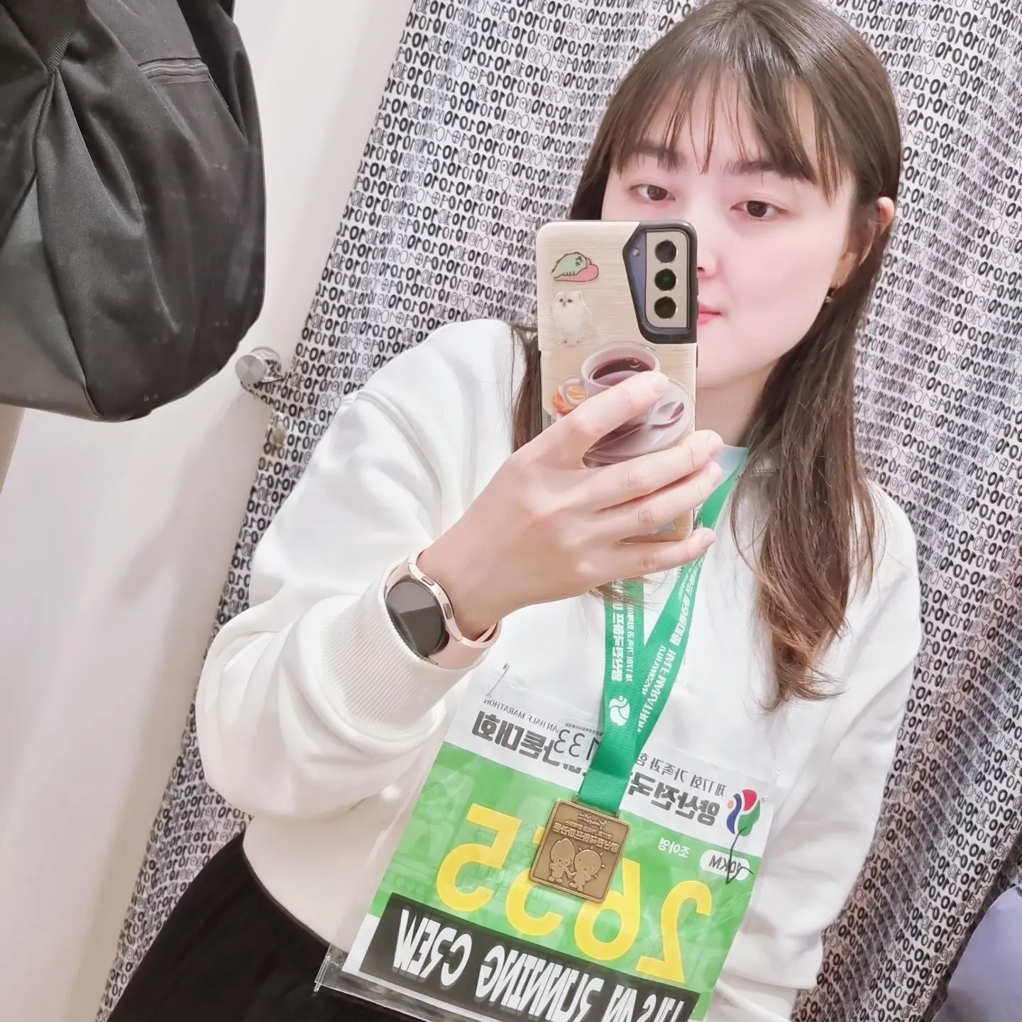 지금으로부터 약 1년 전 시작한 러닝,
그저 걷는걸 좋아했고 달리기는 늘 나와 먼 단어라고 가까워질 수 없다 생각했으며 달리는게 뭔지도 몰랐는데 슬슬 욕심이 생긴다
처음엔 5k를 달리는 것도 도전이자 숙제였고 여전히 그렇지만 아직 깨지못한 10k in 60의 벽
이번 대회에서도 그렇게 달렸지만 내 체력은 기록을 허락해주지 않았지 😵‍💫
결승점에 다다랐을 때 전광판에 뜬 1시간 5분 21초를 보고 잠시 좌절했지만 기록증에 나온 1시간 3분 12초를 보고선 겨우 2분 남짓한 차이지만 그동안 달려온 시간들이 헛되진 않았구나 생각했던 올해 마지막 참가대회, 양산마라톤
그래도 조금씩 목표치에 가까워지고 있다고 믿으며 한 걸음씩 달려봐야지 🏃‍♀️ 내년에는 꼭!! 가보자고 🔥
+ 이번에도 추억 가득 남겨준 Pic by.positive_heoji_ 내년 대회도 잘 부탁해요 😃