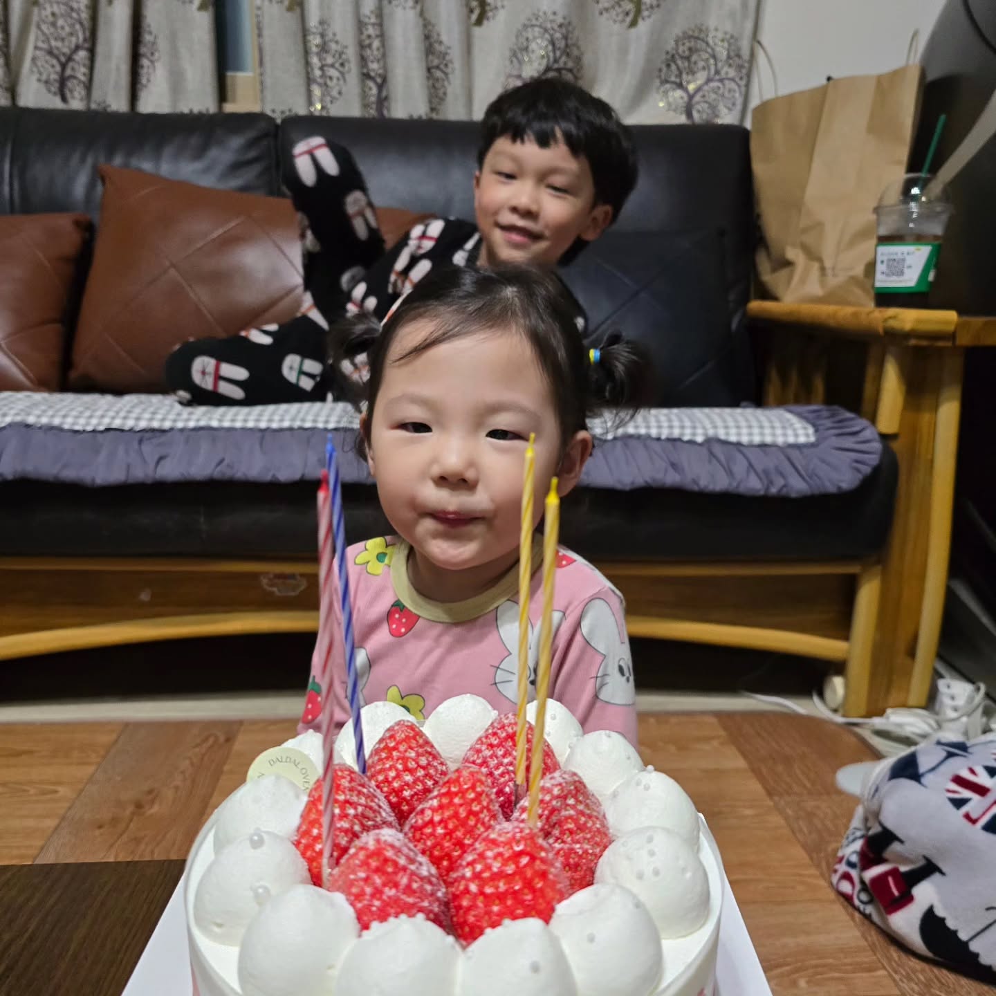 4번째의 너의 생일을 너무 축하해♡
마지막사진은 오빠를 때리러가는 배채이 ㅋㅋㅋㅋㅋㅋㅋ
이쁘게 잘 자라주고 있어 좋아♡