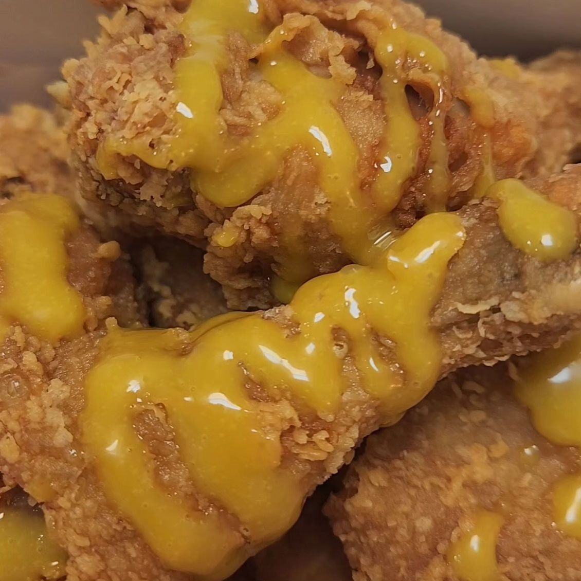#협찬
✅️후라이드 참 잘하는 집
반포점

good__fried

인친님들
주말인데 치킨 드셔야죠?

집근처 가성비 좋은
맛있는 치킨 집  발견이요👍

신논현역 근처에 있는
치킨집 이름이 바로
후라이드 참 잘하는 집이랍니다!

저는 후라이드반 간장반
소떡 소떡 과 피자볼의 조합으로 
주말을 맛있게 보내고 있어요!

저는 집에서 가까워서
운동 겸 테이크아웃 하러
갔는데요~

포장하면  4천원을 할인을
해주니까 저는 직접 픽업했어요

후라이드를 잘하는 집이니까
후라이드는 필수😄

신선한 기름으로 튀겨서
바삭바삭하고 느끼하지
않더라구요~

저는 간장맛도 단짠단짠
넘 맛있었어요

소스도 다양하게 포장되니까
머스터드랑 양념 소금등등
해서 찍어먹으니까 꿀맛이더라구요!

사이드로는 소떡소떡과
피자볼도 같이 주문 했는데요~

소떡소떡 쫄깃쫄깃 넘 맛있고
피자볼도 피자 치즈가 들어있어서 
사이드로 먹으니 피자와 치킨을
함께 먹는 기분이 들어서
진짜 좋더라구요❤️

늦은 시간인데
배달하시는 라이더 분들도
많으시고
맛집은 역시 맛집인가봐요

후참잘 반포점
강추합니다!

📌 3월 후참잘 할인정보

📍요기요
치킨대전 (3/18~31) 
최대 5,500원 할인

3월 총 4일간 
(4일, 6일, 11일, 13일) 
2,000원 할인

📍배달의민족/배민원 (배달/포장) 
3월 한달간 매주 금 2,000원 할인

📍후라이드참잘하는집 반포점
서울 서초구 사평대로57길 76 
103호

⏰️ 영업시간 : 매일 17:00 - 02:00
화요일 휴무(포장, 배달)

☎️전화 : 02-540-5407

#협찬 #후참 #후참잘 #후라이드참잘하는집 #반포동치킨 #반포동맛집
#치킨맛집 #신논현역치킨맛집