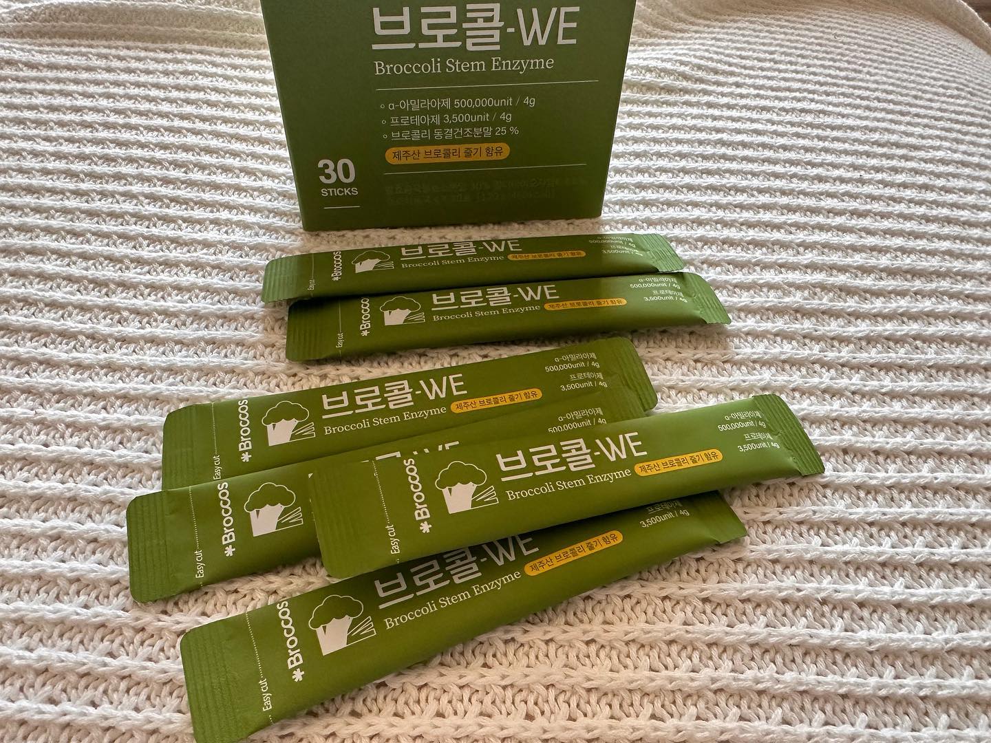 #협찬 #브로콜위 #브로코스

제주에서 천연 브로콜리줄기로 만든 효소
불편한 속으로 고생하시는 분들은 양배추 뿐만 아니라 브로콜리줄기에 더 많이 들어있는 비타민U 
양배추의 약 10배이상 함유!!! 
비타민U로 완벽한 위점막을 보호하기 때문에 
위를 지켜주는 10대 슈퍼푸드
제주산 브로콜리 줄기 통째로 건강한 원료로 만든 
브로콜we 효소 
-브로콜리줄기 동결건조분말 25%
-천연복합효소분말 3종 
-건위생약성분 13종

달달한 바나나맛으로 개별 포장되어 있어서 
휴대하기도 정말 편하답니다 ^^~~

#효소 #브로콜리효소 #건기식 #소화효소 #양배추즙
