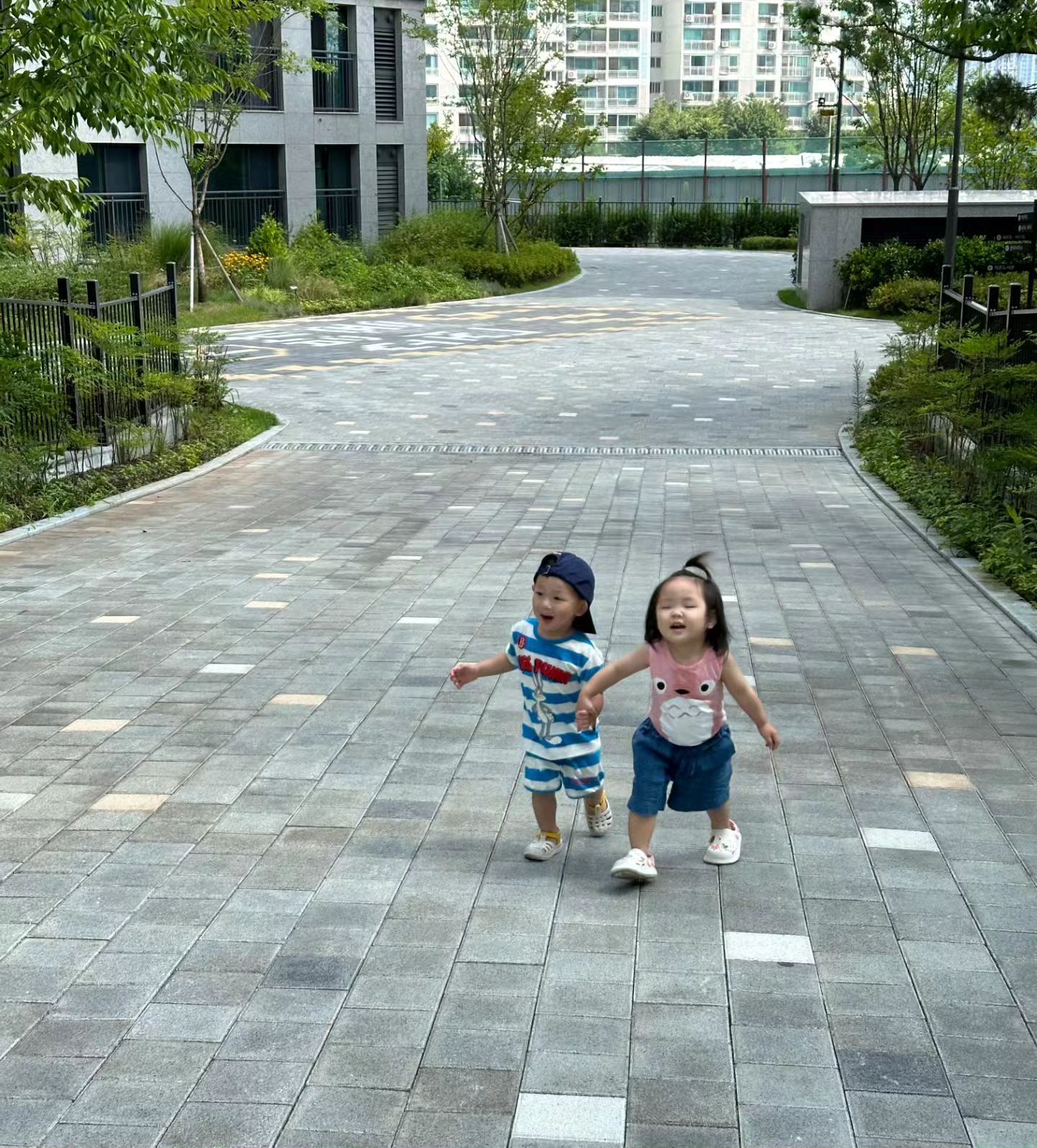 방학 마지막날
오늘은 주호와 함께 물놀이하기!
손잡고 가라고 하니까 손잡고 리드하는 주호💕
너네 왜이렇게 귀여워ㅎㅎ 

#여름방학 #여름방학끝 #물놀이 #집앞물놀이터 #물놀이후꿀잠 #지금은낮잠타임💤 sjoos2