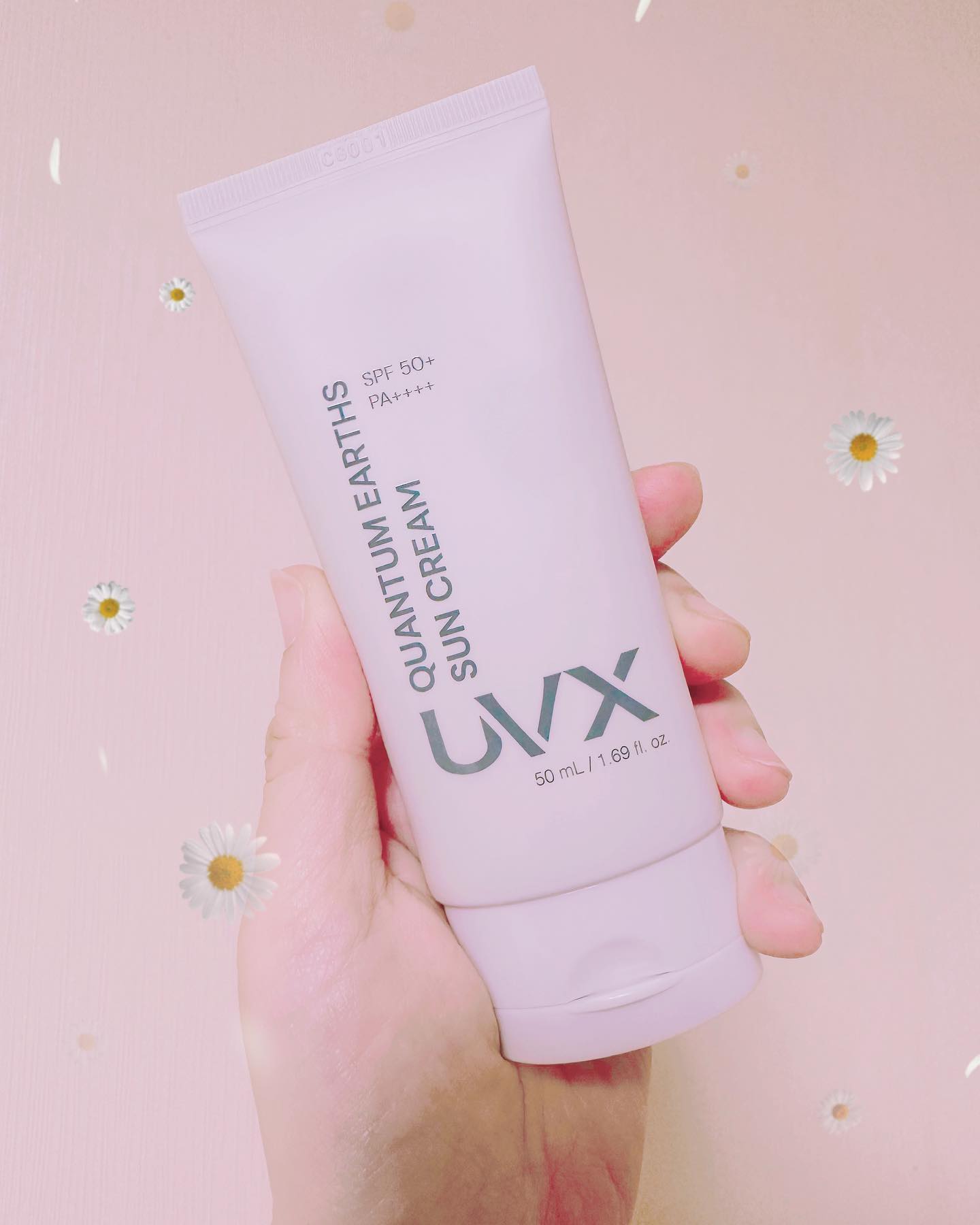 #협찬 uvx_suncare 
UVX - 퀀텀 어스 무기자차 선크림

요즘 화장품 새로 살때 많이들 찾으시는게
저자극! 참 많이 찾는데요~
피부 자극 유발하는 성분은 배제하고 피부 진정 효과에 탁월한 시카와 편백을 순한 무기자차 선크림 사용해 봤어요.😃

선크림이니만큼 기능에도 충실 해야겠죠?
SPF50+ PA++++ 🌞한국 자외선 걱정 없어요!
부드러운 발림성에 백탁현상없이 내 피부에 맞게 바로 흡수되서 아주 가볍게 느껴져요.🥰
데일리 선크림❤️❤️❤️

✅자외선 차단 범위가 가장 넓은 100% 자연유래 징크옥사이드만을 담아 UVA, UVB를 동시에 반사
✅민감피부 시카 솔루션으로 피부 진정과 피지 컨트롤 등 피부 보호에도 도움

#어스무기자차선크림 #UVX #무기자차선크림 #신상품나왔을땐 #08L #뷰티 #패션 #진정선크림 #홍조 #백탁없는선크림 #주름개선 #미백 #인테리어 #무기자차선로션 #무기자차 #뷰티 #뷰티스타그램 #피부관리 #코덕 #홈케어