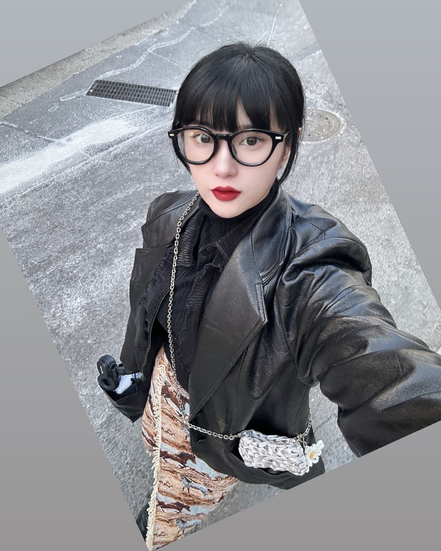 #데일리룩 ...#전신샷 찍어 줄 사람 괌...
#빈티지#가죽자켓 이랑 이너자켓도 빈티지임
빈티지가 체고다,,!!!!!!!!!!!!!!!!!!!!!

.

#ootd#오오티디#outfit#outfitoftheday #vintage#leatherjacket#위메농#자가드스커트#패션#패션계정#패션소통#여자코디#겨울코디#겨울패션#여자겨울코디#풀뱅#풀뱅스타일#히메컷#꼼지스튜디오#실버백#미니백#미니백추천#크로스백#미니크로스백