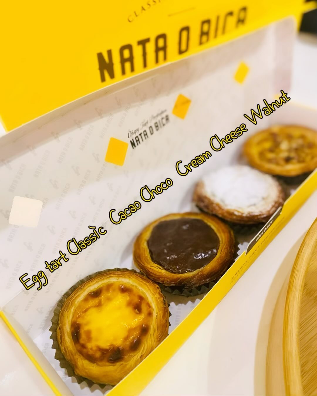 신사동 가로수길 에그타르트 맛집이 자주 다니는 길에 생겼다!! 나따비오까 개포점! 나는 파이가 쿠키 형태의 홍콩식보다 페스츄리 같은 포르투칼 에그타르트 좋아하는데 나따비오까 에그타르트가 딱 클래식 포르투칼 스타일!
한 입 베어물면 까맣게 그을린 종이재처럼 다 바스라져서 깨끗하게 먹긴 힘들지만 달콤하고 눅진한 노른자 필링과의 조화로움과 아메리카노 한잔이면 달콤하다 달콤해~

#광고
#개포동카페
#개포동맛집
#개포동디저트
#양재천카페
#포이사거리맛집
#포이사거리
#포이근린공원 #광고
#개포동카페
#개포동맛집
#개포동디저트
#양재천카페
#포이사거리맛집
#포이사거리
#포이근린공원