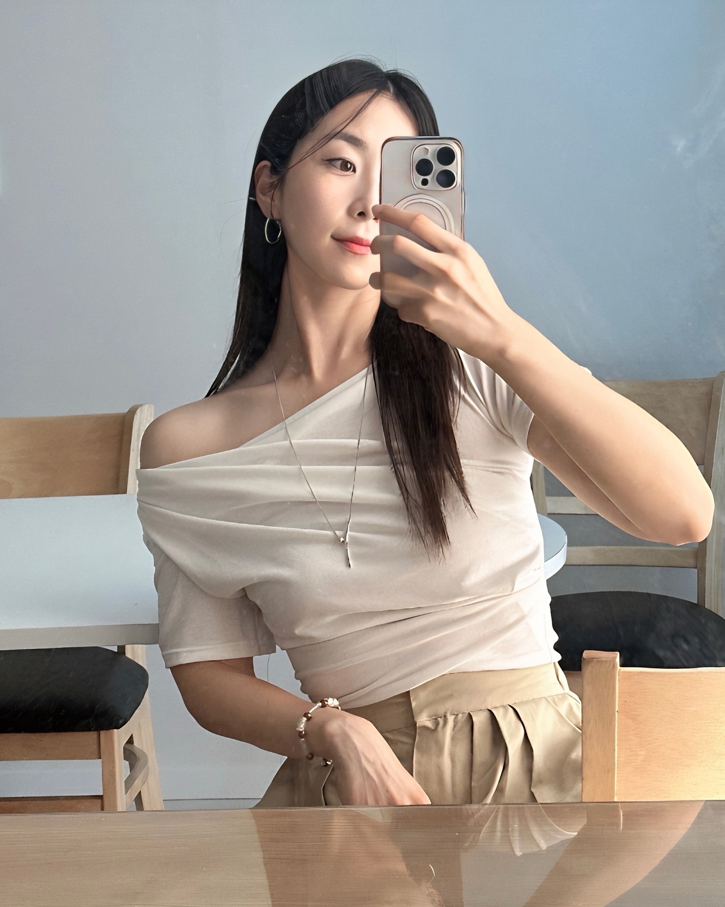 사진 찍고 호다닥 거울 닦기 ✦‿✦ 

#selfie#dailylook#koreanfashion#ootd#l4l#f4f#캐주얼#출근룩#여자코디#패션계정#패션계정맞팔#데일리룩#여자데일리룩#패션계정소통#좋반#오늘뭐입지#미니멀룩#데일리코디#여친룩#페미닌룩#오뭐입#직장인코디#캐트릿#협찬디엠#데이트룩#내일뭐입지#여름코디#크롭티#스커트코디